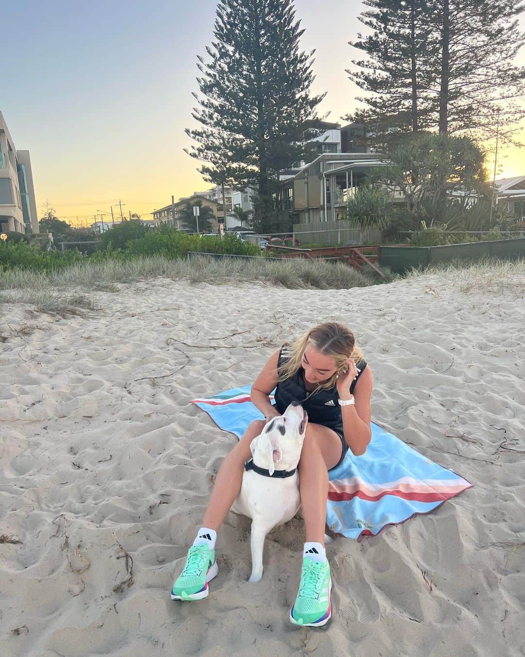 Ellie BEERさんのインスタグラム写真 - (Ellie BEERInstagram)「@actv8_ towel = happy staffy   use code ELLIE15 to buy a suitable towel for the beach/track/car that’s easy to put on your seat & eco-friendly xx #actv8towels #ecofriendly #puppy」5月3日 16時51分 - elbellbeer