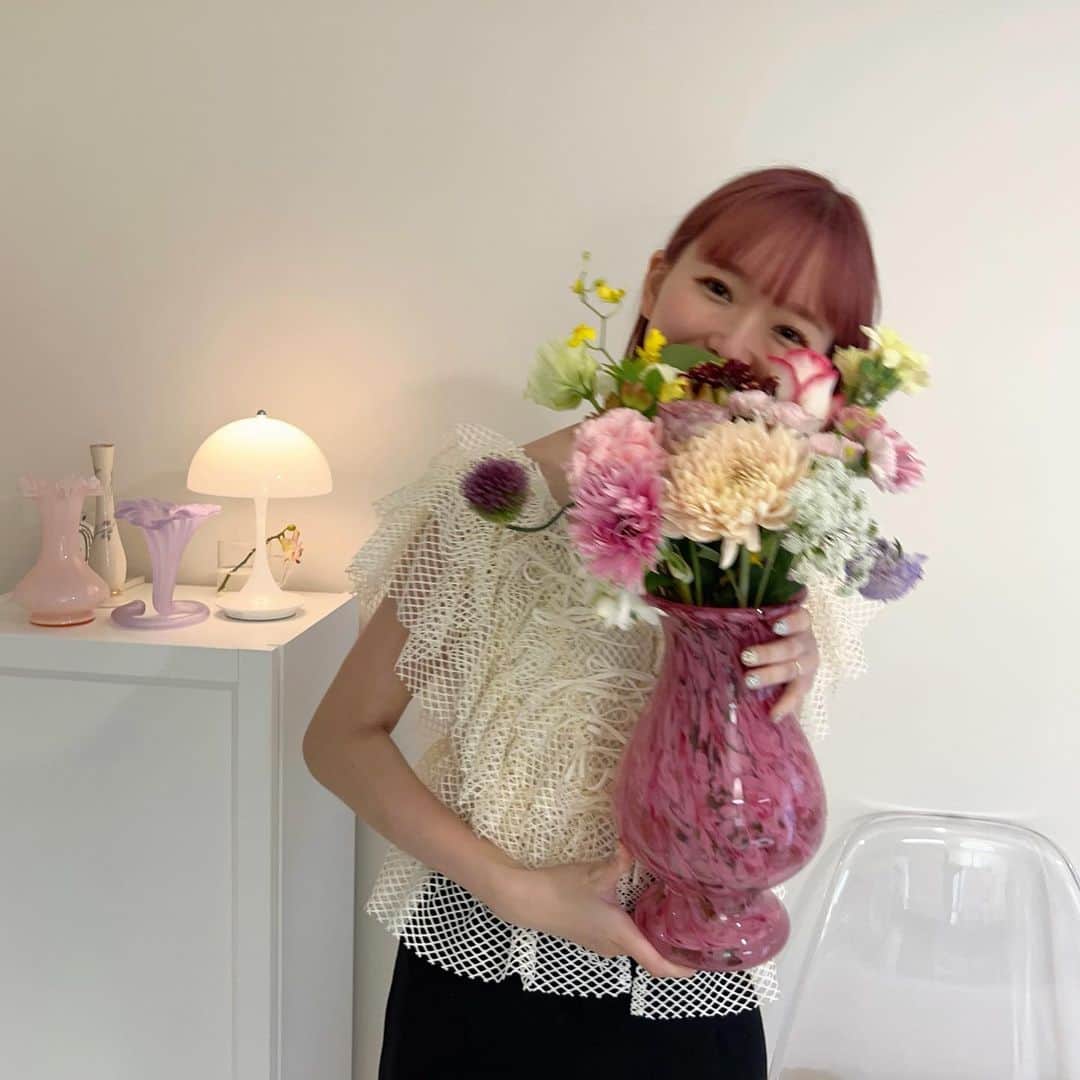 makoのインスタグラム：「♡  @flowr_is のよくばりブーケ💐  いつもは沢山の花瓶に挿すけど ボリュームを伝えたくて一個の花瓶に♡ これで3000円しないからかなりお得ぅ🙌🏻  @flowr_is のアカウントにやり方載ってて、恥ずかしながら初めて正しい水切りをした💦  長持ちしますように...♡  7NEG で10%OFF🌷  1枚目と2枚目の差w  #ロスレスブーケ #お花のある暮らし #北欧インテリア #2人暮らし #花束 #丁寧な暮らし　#フラワーベース #花瓶」