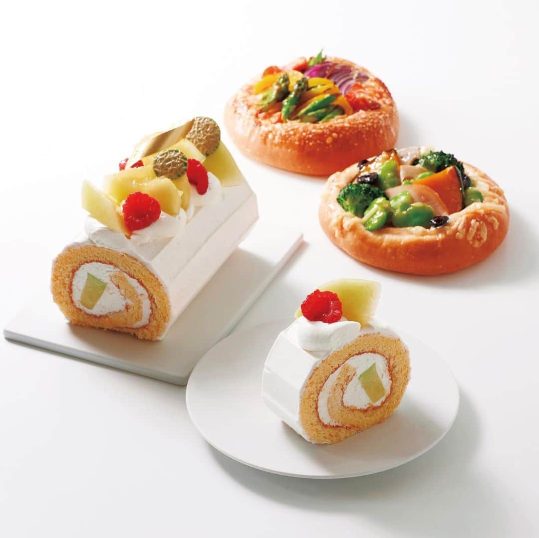 横浜ロイヤルパークホテルのインスタグラム：「. 初夏の気候にぴったりな商品が揃う”アーリーサマーフェア”をデリカ＆ラウンジ「コフレ」にて5/6（土）より開催！  瑞々しいメロンとコフレ自慢のオリジナルクリームが良く合う”メロンロールケーキ”や、旬を迎えるアスパラガスやそら豆を使用したフォカッチャはいかがでしょうか。  ＜メニュー詳細＞ ・メロンロールケーキ　￥2,250（カット￥750） ・アスパラガスのフォカッチャ　￥500 ・そら豆のフォカッチャ　￥520  ──────────────────────── “アーリーサマーフェア” 店　舗：1F デリカ＆ラウンジ「コフレ」 期　間：2023.5/6（土）～6/30（金） 時　間：11:00～20:00 T E L ：045-221-1111（代表経由 11:00～20:00） ────────────────────────  #横浜ロイヤルパークホテル  #yokohamaroyalparkhotel」