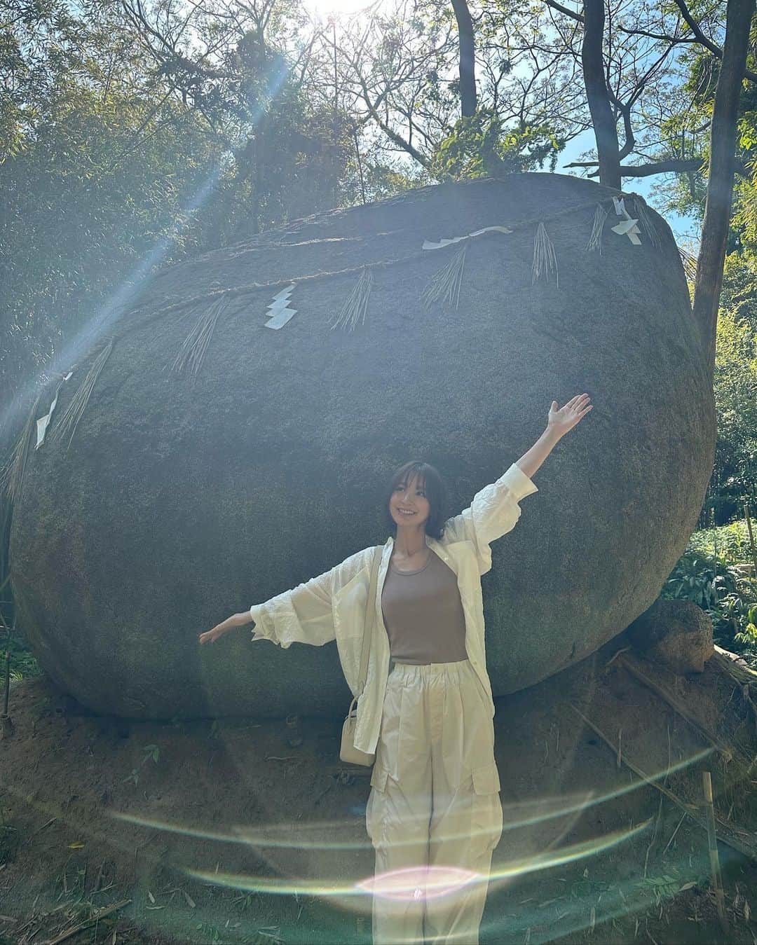篠田麻里子さんのインスタグラム写真 - (篠田麻里子Instagram)「妹にパワースポットと神社ばっかり載せすぎじゃない？って言われたけど  載せます🤣✌️  だって好きなんだもん笑  #神在神社 #神石 #マリ活」5月3日 16時58分 - shinodamariko3