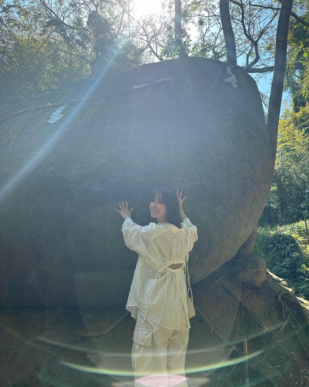 篠田麻里子さんのインスタグラム写真 - (篠田麻里子Instagram)「妹にパワースポットと神社ばっかり載せすぎじゃない？って言われたけど  載せます🤣✌️  だって好きなんだもん笑  #神在神社 #神石 #マリ活」5月3日 16時58分 - shinodamariko3