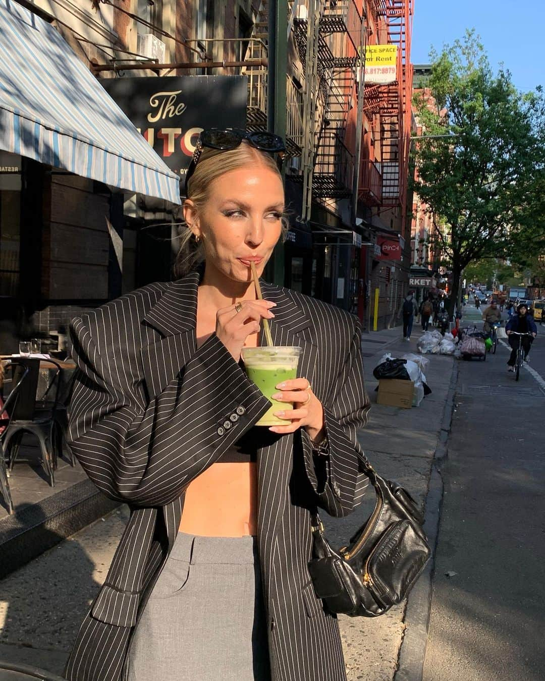 レオニー・ハンネさんのインスタグラム写真 - (レオニー・ハンネInstagram)「Cropped tops for spring? Ground breaking! 😬🖤 Why is there a matcha in every album post from NY!?」5月3日 16時58分 - leoniehanne