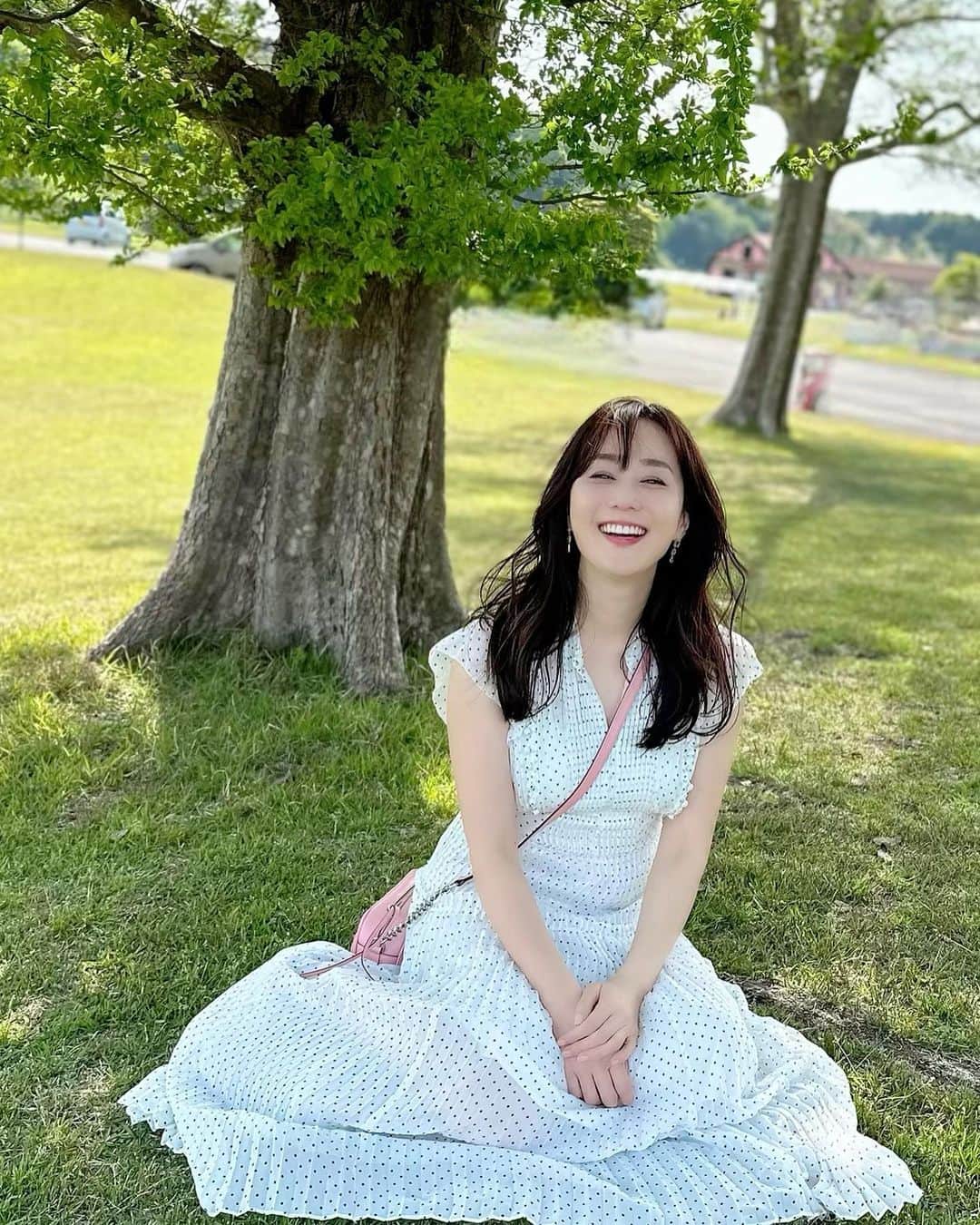 村上麻衣のインスタグラム：「GW後半始まりですね☀️  良いお天気で暖かくて、気持ちの良い日です。  私は今日、以前にお勤めしていた名古屋の会社の同僚達とランチしました。 （新卒で入社してからトータル17年間、某金融機関で社員だったんですよ〜。 同じ会社の広島支店で8年、名古屋支店で9年お仕事しました。） 辞めてもこうやって誘ってもらえる愛情に感謝です💛  皆さま日焼けに気をつけて、連休楽しんでくださいね！  #ポートレート #ポートレート撮影 #portrait #日向ぼっこ #smile #happy」