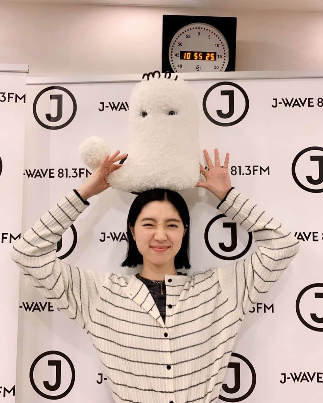 小谷実由のインスタグラム：「みなさまGWいかがお過ごしですか🦭 明日夕方5/4 18:00から一時間にわたり、J-WAVEにて #おみゆの好き蒐集倶楽部 のホリデー特別番組が放送されます、、！❤️‍🔥❤️‍🔥 まだまだナビゲーター修行真っ只中でこんな貴重な機会をいただきました、、🫠どきどき、、 皆さまからいただいている"ファースト好き"おたよりも読ませていただきますよ、、😌💌 ゲストには穂村弘さんがいらしてくださいます🪷 GWの夕方のお時間、是非お付き合いください👂」