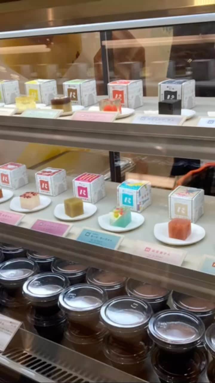 土井コマキのインスタグラム：「🚩大丸梅田店B1で、ポップアップショップがスタート！（5/9まで） カワイイカワイイと声が飛び交っていました💙どれにしようか迷う💛 関西の和菓子屋7店と高校生が一緒に作った、新しい大阪土産「大阪ええYOKAN」第一弾「パビリオン」  #コマキ手帖 #Komaki802 #fm802」