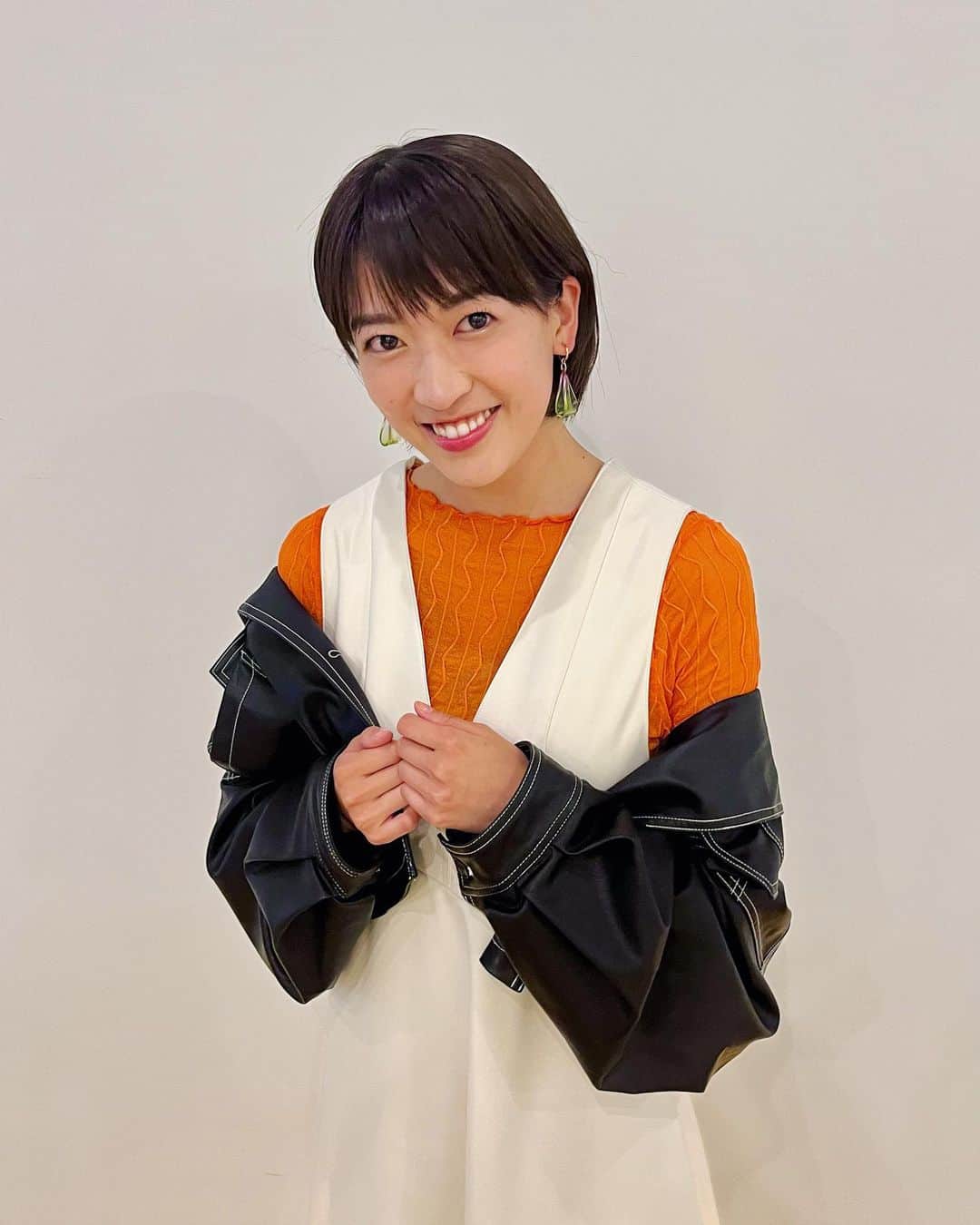 のインスタグラム：「GW皆さんお出かけですか？私のGW最大のイベントは、5/6のACL決勝です⚽️それ以外は、仕事や仕事の準備に燃えてます。充実！　激しい笑い方の4,5枚目。 最後に貼り付けましたが、中国語の検定であるHSK3級に合格しました！中国語の勉強を始めて、成果を図るために先日受けました！中国語はリスニングが難しい〜 英語は勿論、他にもいろんな言語を習得していきたいです！  good news  🔥Liverpool four wins in a row 🔥I passed the HSK Grade 3 exam.  你好。我通过了HSK3级的考试。 #photo #photography #fashion #shorthair #japan #japanesegirl  #soccer #hsk #chinese #gw #ゴールデンウィーク #ショートカット #ショートヘア #スポーツ女子 #撮影 #作品撮り #写真 #日本 #中国語 #汉语 #中文」