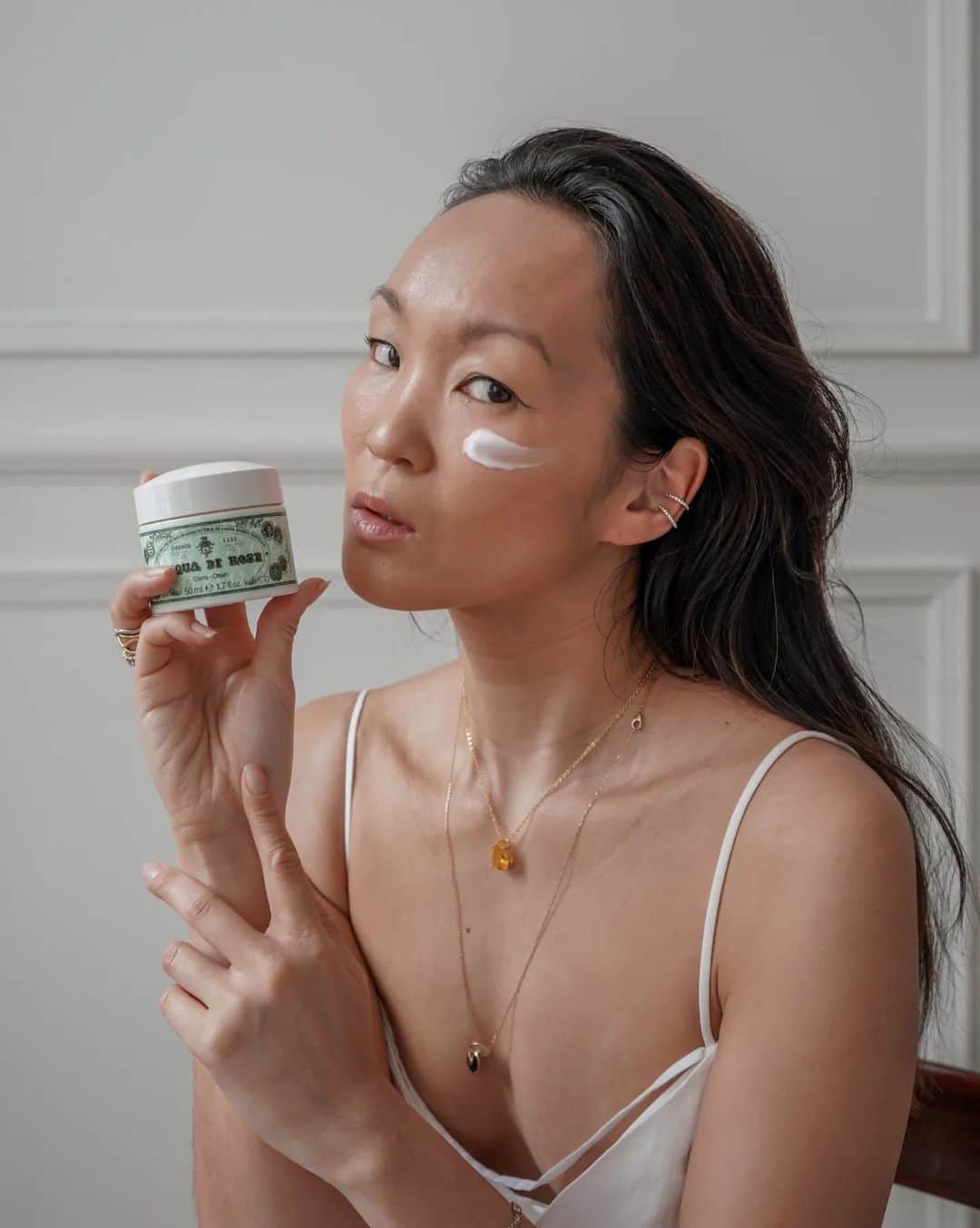 Mariko Kuoさんのインスタグラム写真 - (Mariko KuoInstagram)「AD| Tracing its roots back to Florence of 1221, Officina Profumo-Farmaceutica di Santa Maria Novella, this heritage brand has just launched a complete 5-step skincare range named Acqua di Rose. @santamarianovella1221 first started selling rose water in 1381 and is a brand that has preserved and enhanced the best qualities of Italy and Florence over time. This new skincare collection includes Rosa Damascena rose water, niacinamide (Vitamin B3) and pomegranate and has been formulated for a fresh, dry and silky feeling.  The rosa damascena distilled water gives the most gorgeous natural scent too.     The 5-step Acqua di Rosa range includes:  1. Micellar Water - thanks to its surfactants of vegetable origin, it's suitable for all skin types.  2. Cleansing Gel - not only does it have cleansing and purifying action, it has great toning properties.  3. Rose Water - this is my hero product which is not only cleansing and purifying, it's so soothing and refreshing.  I love to cover my skin with this gorgeous distilled water.  4. Serum - this serum illuminates and boosts my skin instantly.  5. Cream - this is the perfect cream to finish off my skincare routine. There is also a gel cream version too!     #santamarianovella1221 #AcquadiRose」5月3日 17時10分 - marikokuo