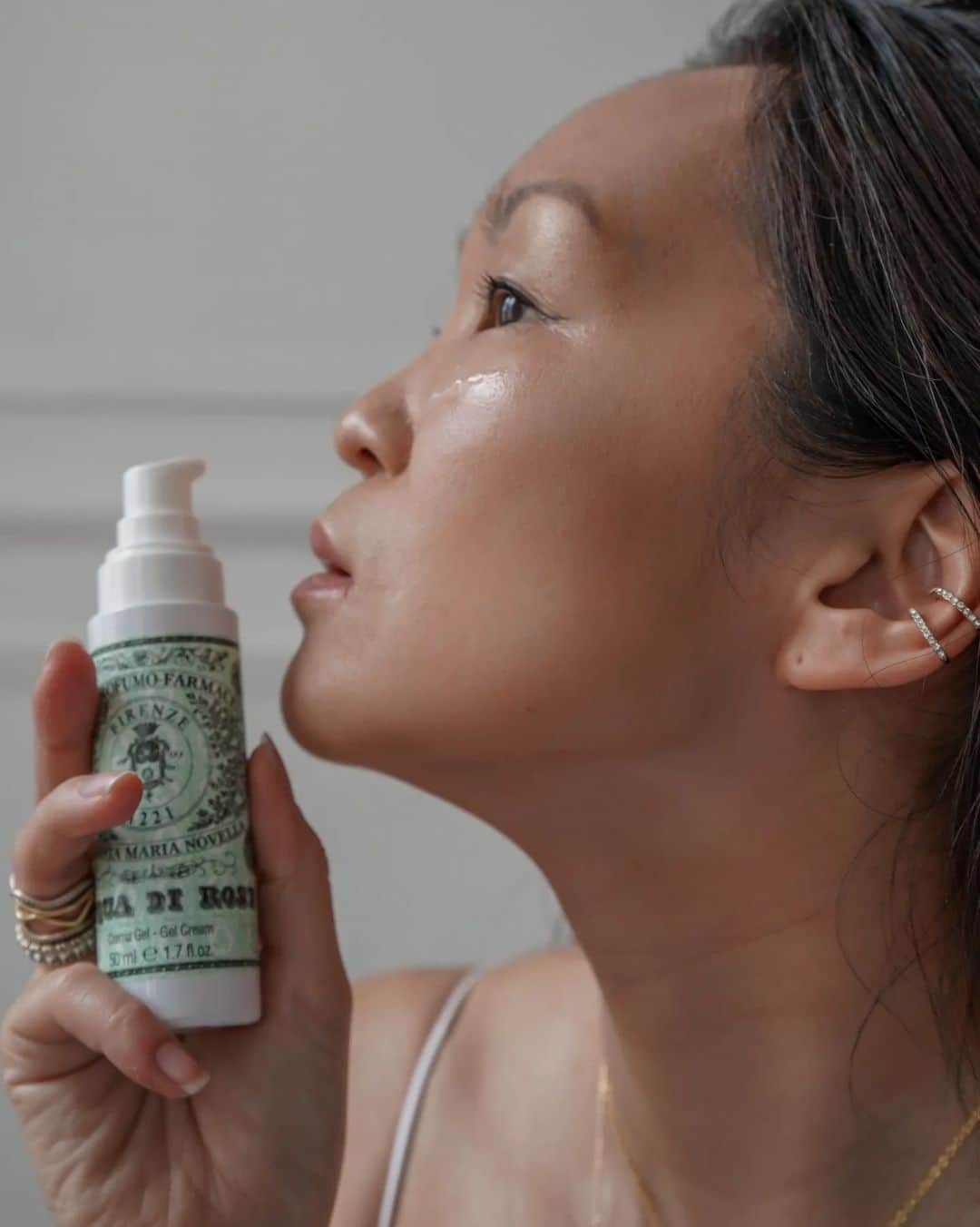Mariko Kuoさんのインスタグラム写真 - (Mariko KuoInstagram)「AD| Tracing its roots back to Florence of 1221, Officina Profumo-Farmaceutica di Santa Maria Novella, this heritage brand has just launched a complete 5-step skincare range named Acqua di Rose. @santamarianovella1221 first started selling rose water in 1381 and is a brand that has preserved and enhanced the best qualities of Italy and Florence over time. This new skincare collection includes Rosa Damascena rose water, niacinamide (Vitamin B3) and pomegranate and has been formulated for a fresh, dry and silky feeling.  The rosa damascena distilled water gives the most gorgeous natural scent too.     The 5-step Acqua di Rosa range includes:  1. Micellar Water - thanks to its surfactants of vegetable origin, it's suitable for all skin types.  2. Cleansing Gel - not only does it have cleansing and purifying action, it has great toning properties.  3. Rose Water - this is my hero product which is not only cleansing and purifying, it's so soothing and refreshing.  I love to cover my skin with this gorgeous distilled water.  4. Serum - this serum illuminates and boosts my skin instantly.  5. Cream - this is the perfect cream to finish off my skincare routine. There is also a gel cream version too!     #santamarianovella1221 #AcquadiRose」5月3日 17時10分 - marikokuo