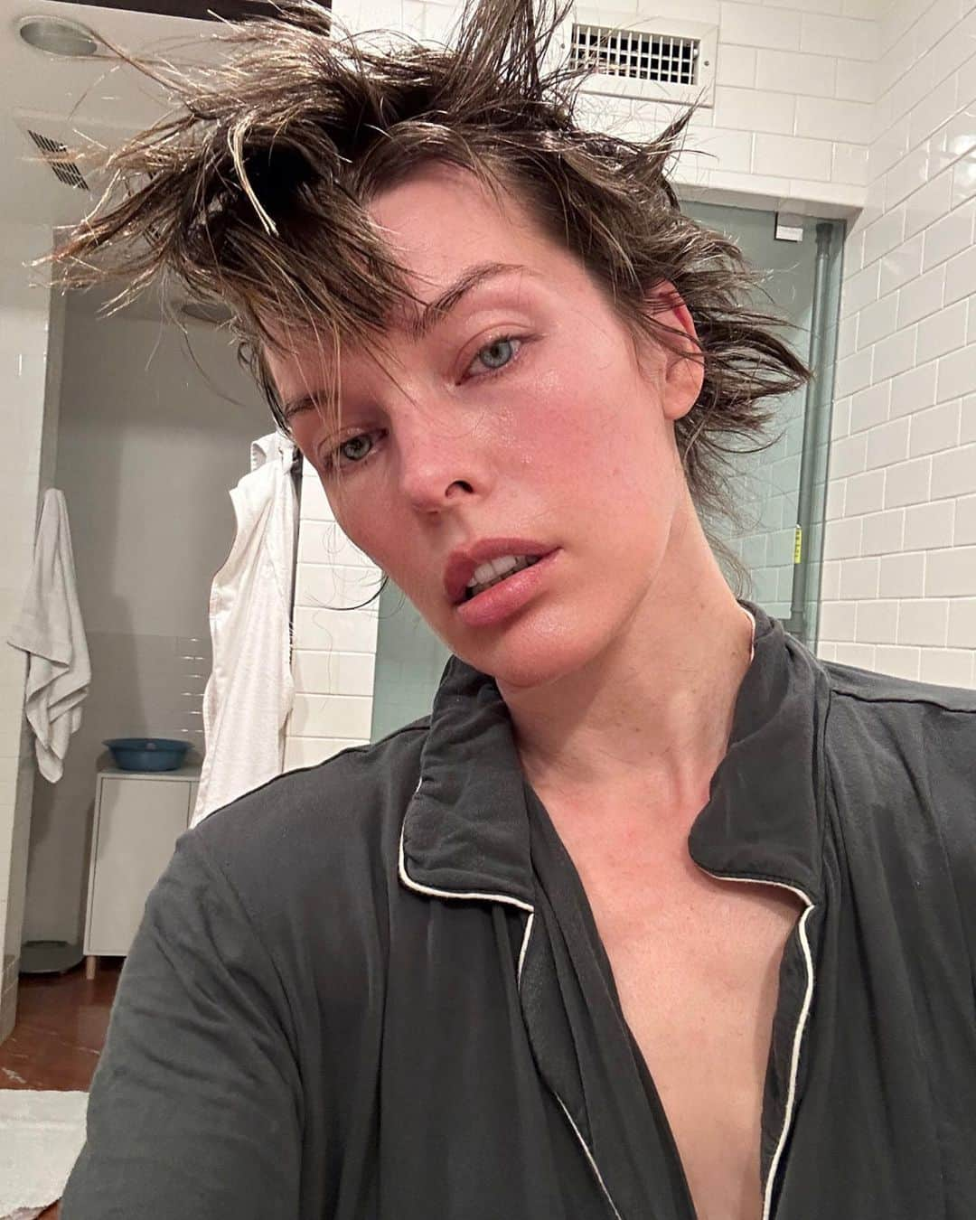 ミラ・ジョヴォヴィッチさんのインスタグラム写真 - (ミラ・ジョヴォヴィッチInstagram)「BLAAAH!! Felt I needed a change and had some clippers on hand. Anyway, it grows back. Love it or hate it, it’s done and now we’ll see what it grows into🥳」5月3日 17時11分 - millajovovich