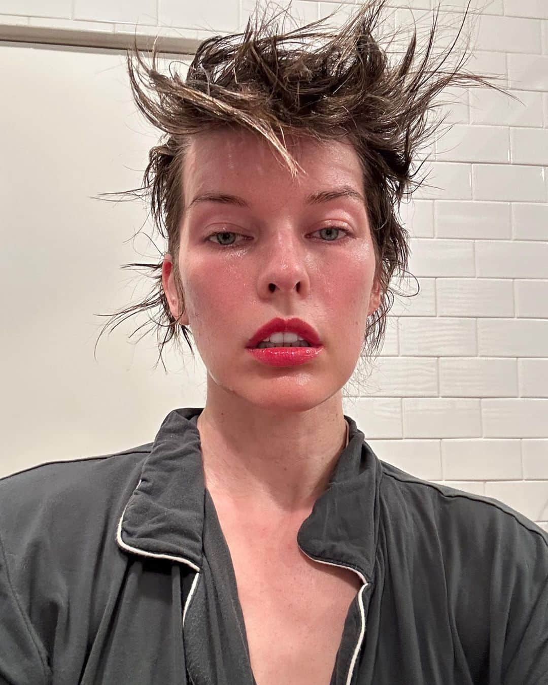 ミラ・ジョヴォヴィッチのインスタグラム：「BLAAAH!! Felt I needed a change and had some clippers on hand. Anyway, it grows back. Love it or hate it, it’s done and now we’ll see what it grows into🥳」