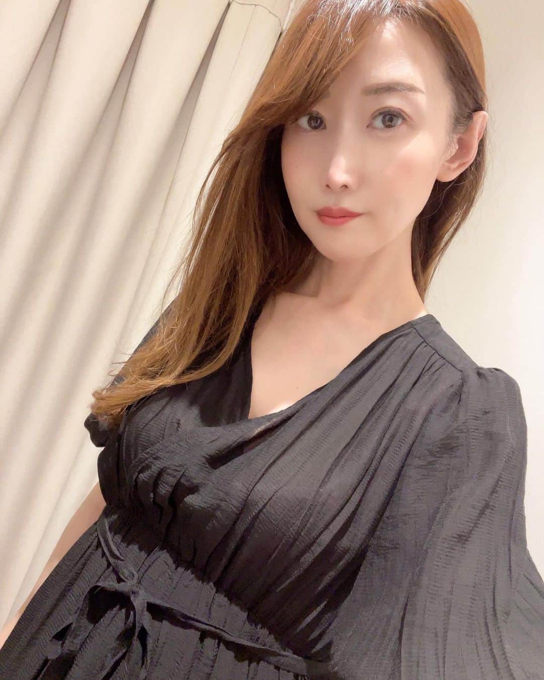 渋谷恭子さんのインスタグラム写真 - (渋谷恭子Instagram)「黒じゃないワンピを買おうと思ったのに 気に入ったデザインのものはイエベ向きのものしかなくて😢💦  何枚か試着してこちらを購入🛍️ また黒になってしまったけどカタチは気に入ってる🙆‍♀️  #なんだかんだ #ブラック #🖤 #黒 #ブラックワンピース #ワンピース #ワンピ #アラフィフ #アラフィフ女子 #アラフィフライフ #黒が好き #落ち着く #定番 #試着 #試着室 #試着レポ #試着してそのままお買い上げ」5月3日 17時11分 - kyoko.86