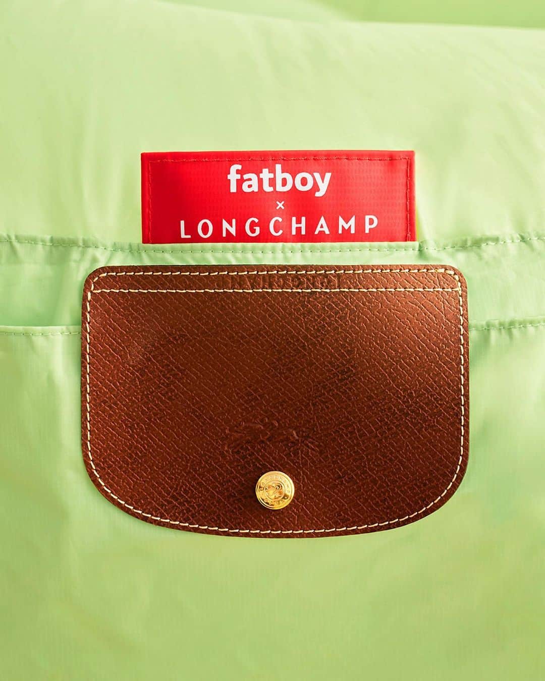 Longchampのインスタグラム：「Beautiful piqué leather on vivid light green? Swipe right to find out what it's all about. _________________________________________  Cuir piqué somptueux, vert lumière radieux, mais de quoi s'agit-il ? Swipez pour le découvrir.  #LongchampXFatboy #LongchampSS23 • • • #Fashion #FashionLover #France #Longchamp #Fashionable #longchamp #bluesky #design #iconic #fashion #frenchbrand #beach #summer #landscape #colorful #fatboy #aesthetic #collaboration #glamping #nomadic #awaken #timeless #getaways #travel #nature #multicolored #holidays」