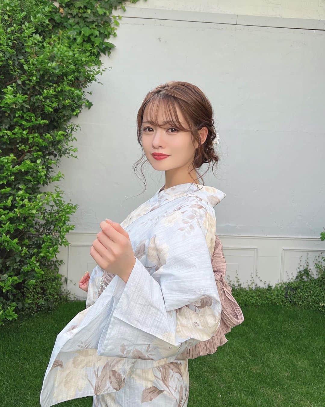 のインスタグラム：「今年の浴衣はどれにしよう？🫧 　 　 撮影で着た #浴衣 集👘💕 この間の @_andante_shop さんの 撮影のオフショットです✨ 　 新作の可愛い高級浴衣を沢山 着させていただきました🥹✨ みんなは今年の浴衣、決めましたか？👘 　 淡いカラーの浴衣も可愛いし大人なネイビーも 可愛いですよね🥹迷ってしまう、、🥹 　  　 そんな撮影前に @salon__ef__official さんで 久々にマツエクを付けて頂きました☺️🫶 久々のマツエクのおかげでマスカラなしで 旅行やレジャーを楽しめそう✨✨ 　 　 　   #浴衣ヘアアレンジ#浴衣女子#浴衣ヘア#浴衣デート#浴衣アレンジ#浴衣アレンジ#浴衣コーデ#yukata」