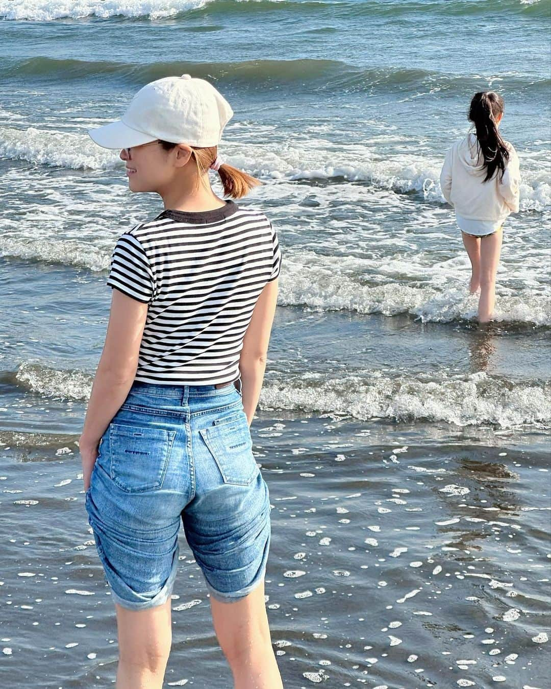 鈴木奈々のインスタグラム：「姪っ子ちゃんと 江ノ島の海で遊んだよー🏖 海は楽しいねー😊 #姪っ子とデート #私ってお尻大きめかな？ #よく言われるんです」