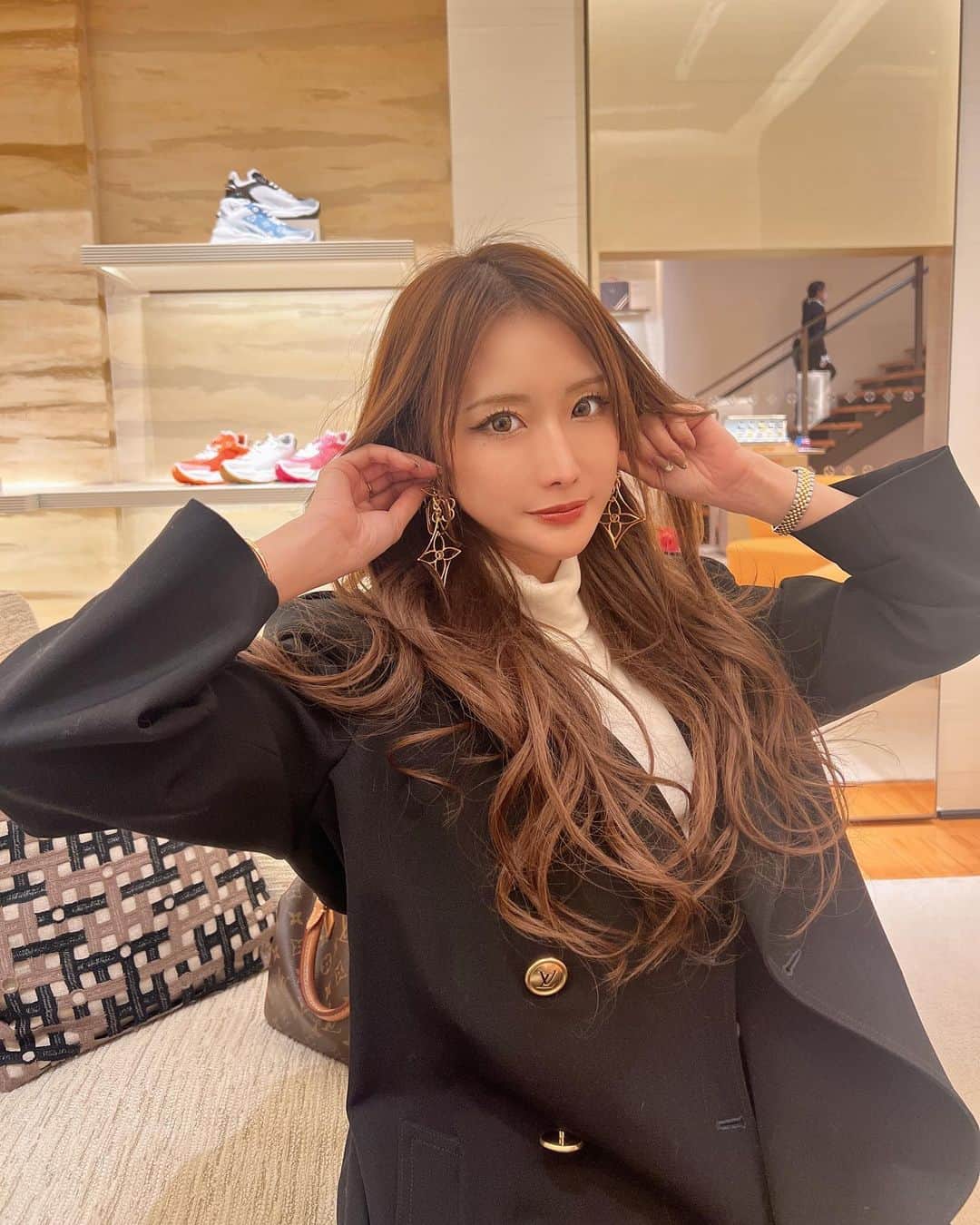 CHIHAのインスタグラム：「エクステつけるときはもぅずっと @ankhcross_omotesando ‼︎ 担当は @_misaki23 さん❤️  アンクのエクステはすごく自然で、毛質が良く長持ちするの😌✨✨  いろんな場所に店舗があるので是非チェックしてみて🎉  #アンククロス #ankhcross #エクステ #シールエクステ」