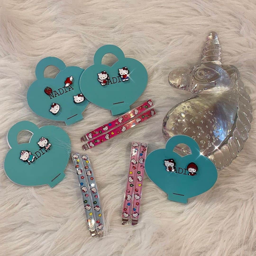 NADIAのインスタグラム：「New Kitty Item ﾐ・◦・ﾐ🎀  ＊pierce  2piece ¥2590(tax in) 4piece ¥2790(tax in)  ＊pin  2piece ¥950(tax in)  他にもkitty itemございます♡♡  店頭でお待ちしております✨ @nadia_corazon」