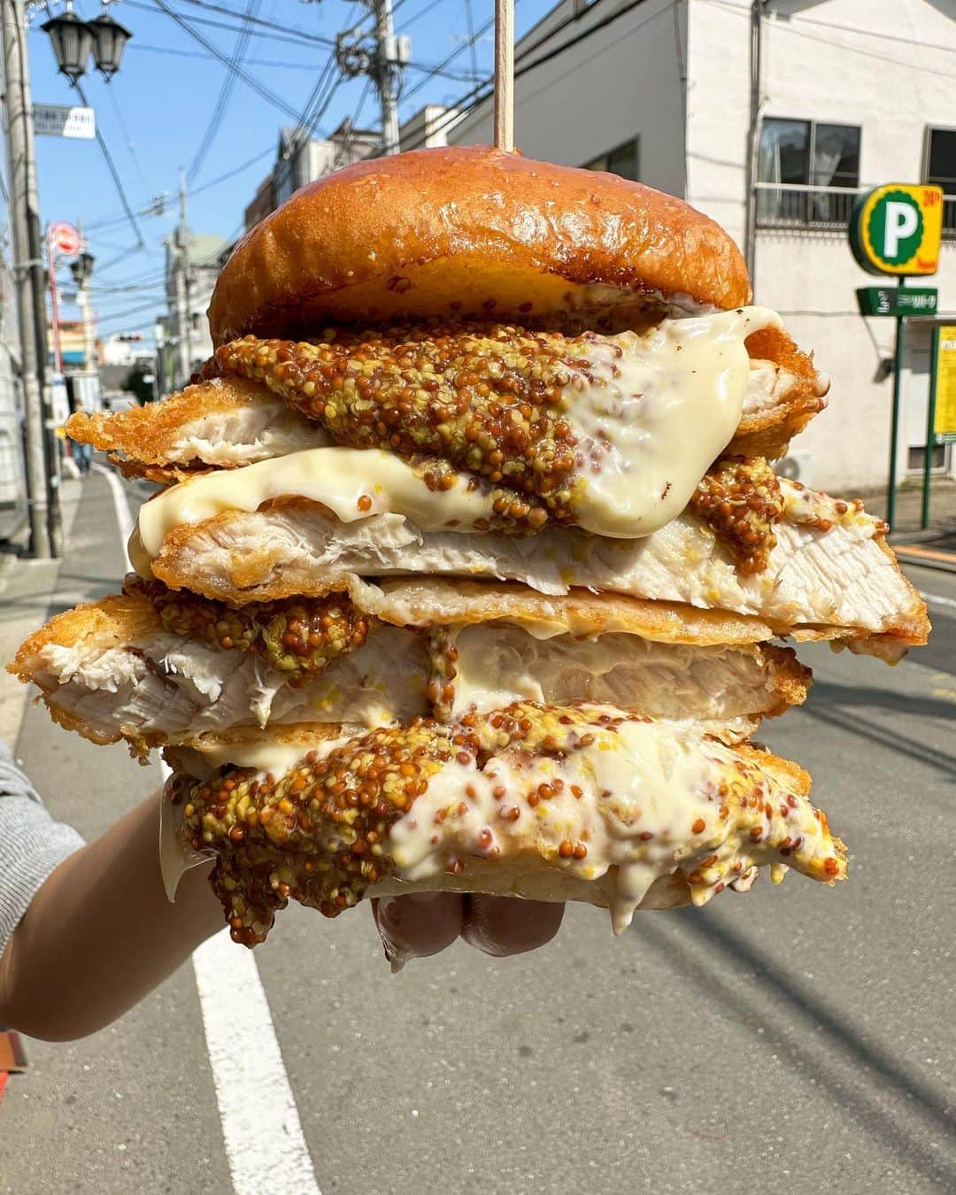 Coffee & Toast Tokyoのインスタグラム：「"サクッサク" フィッシュ&チップスバーガー‼︎ 🐟🐟🐟🐟🐟🐟🐟  “You can tell a lot about a fellow’s character by his way of eating fish and chips.”  ポテトをまぶして、サクサクに揚げたメカジキをハニーマスタードと一緒に！  ポテトの風味がたまらない、 外側サクサク、 身はやわらかなメカジキのサンドイッチ…言わずもがなです😋😋😋  . . . .  #フィッシュアンドチップス  #fishandchips  #メカジキ  #フライドポテト  #フィッシュバーガー  #fishburger  #ハニーマスタード   #三軒茶屋ランチ  #世田谷線カフェ  #パンスタグラム  #東京カフェ  #三軒茶屋カフェ #三軒茶屋  #パン #三茶カフェ  #三茶 #田園都市線カフェ #コーヒーアンドトースト  #coffeeandtoast #foodie  #foodiegram」