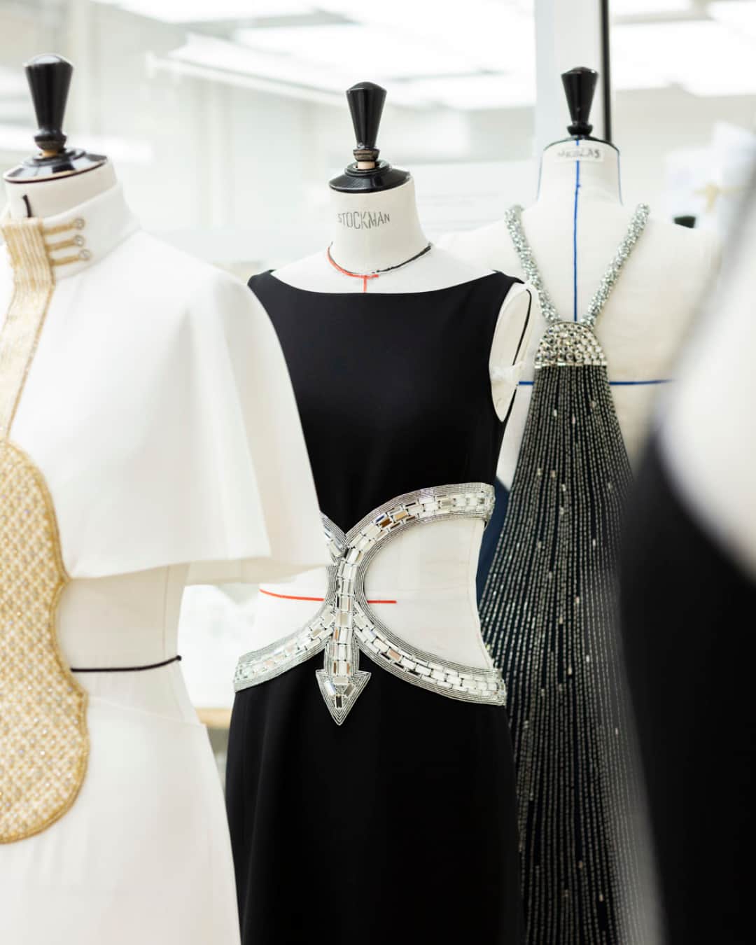 Chloéさんのインスタグラム写真 - (ChloéInstagram)「For the occasion of the 2023 Met Gala, which christened the exhibition ‘Karl Lagerfeld: A Line of Beauty’, the Chloé atelier revived its collaboration with Parisian embroiderer Maison Hurel – building on their mutual savoir-faire in the art of dressmaking. Founded in 1879, Maison Hurel is regarded as one of the most storied textile houses in the history of French luxury fashion, and today it remains an independent enterprise with the fifth generation of the Hurel family at its helm.  For 60 years, Chloé consistently partnered with Maison Hurel, who are responsible for the arrow motif embroideries of the iconic Lagerfeld-designed shirt dress from the Chloé Autumn-Winter 1983-84 collection. Ahead of the gala, Creative Director @GabrielaHearst took inspiration from this Lagerfeld creation as well as the ‘Brise’, ‘Angkor’ and ‘Aurelien’ dresses he designed for the gowns worn by herself and Chloé’s guests @oliviawilde, @vanessa__kirby and @maudeapatow.   #ALineOfBeauty #MetKarlLagerfeld #CostumeInstitute #MetGala #ChloeArchive」5月3日 17時37分 - chloe