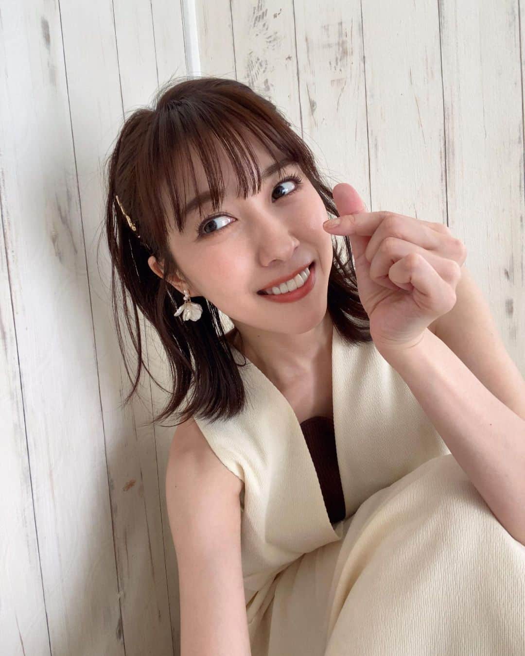 秦瑞穂のインスタグラム：「.  GWですね🌱  街が楽しそうです  .  . 💜オフィシャルファンコミュニティ👇 https://fanicon.net/fancommunities/3993  🌻YouTube「はたちゃんねる。」ゲーム配信 . ♨️テレビ朝日「秘湯ロマン」出演 旅人・温泉ソムリエ . 🍏長野朝日放送 「信州をカーナビUぐるっTV」出演 . ❌即興芝居ユニット「ちょいバミ」 オンライン・リアルイベント定期的に開催中！ . 🌙毎月第4木曜日21:00〜「夜蜜」 ツイキャスプレミアにて放送 . 🕊オンラインイベントやお仕事情報はTwitter →MizuhoHata または［秦瑞穂]で検索 . 💻オンラインイベント参加チケット・グッズの購入はショップから！ 🛍 https://hatamizuho.official.ec/ . 📻毎月第一火曜日20:00〜／第三土曜日14:00〜 レインボータウンFMラジオ生放送中 . ーーーーーー」