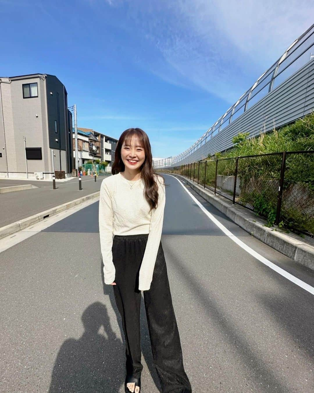 宮脇詩音さんのインスタグラム写真 - (宮脇詩音Instagram)「太陽ぽかぽか☀️気持ちがいい。お出かけ日和🫰🏻」5月3日 17時42分 - miyawaki_shion