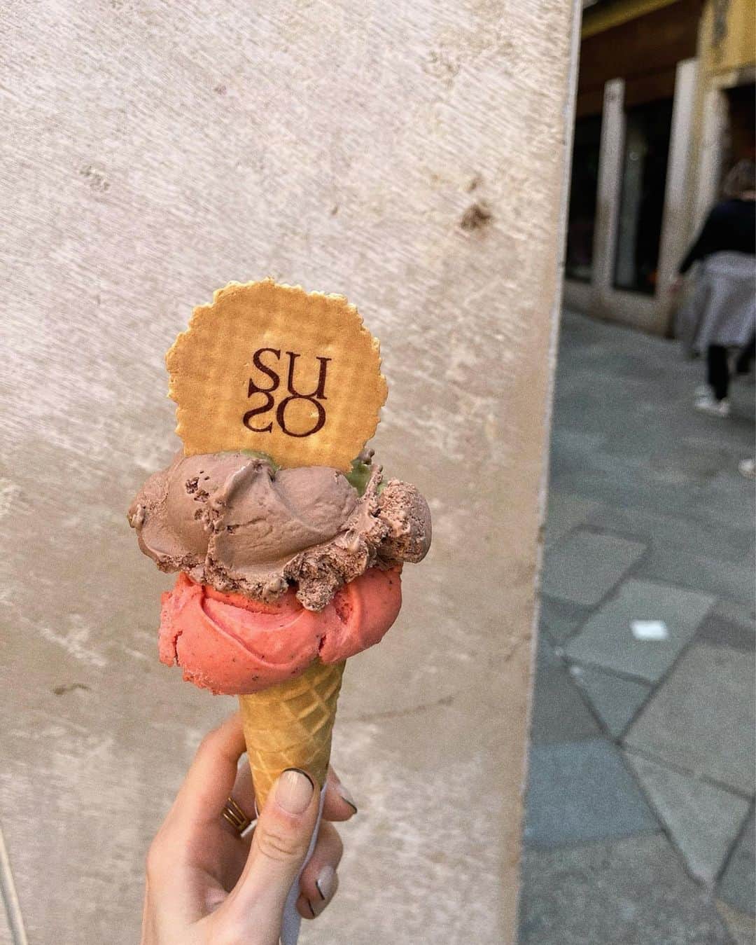 のインスタグラム：「Ciao! ㅤㅤㅤㅤㅤㅤㅤㅤㅤㅤㅤㅤㅤ GWは4年ぶりのイタリア旅🇮🇹 水の都ヴェネツィア🪿⛵️ ジェラートが美味しすぎた♡ ㅤㅤㅤㅤㅤㅤㅤㅤㅤㅤㅤㅤㅤ 久しぶりのネイルは @ennanails_  まつパと眉は同時進行 @lieu_plie 毎回楽しいオタトークをしながら 爪はギリギリまで短くしてくださって 先にはチョコレートカラー🍫 いつもありがとうございます✨ ㅤㅤㅤㅤㅤㅤㅤㅤㅤㅤㅤㅤㅤ #italy#venezia#newnails#suso#ネイル#フレンチネイル  #イタリア旅行#ヴェネツィア#ゆき旅メモ#ジェラート」