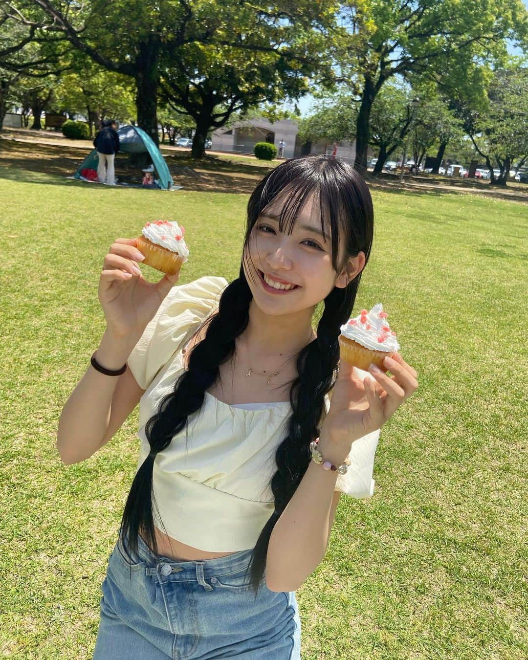 清水あす香さんのインスタグラム写真 - (清水あす香Instagram)「苺がおっきすぎてドライいちごをトッピングしました😹🍓   #おしゃピク #ピクニック #カップケーキ #高2 #06 #sjk #fyp #あすあす日記」5月3日 17時47分 - asu_asu_51000