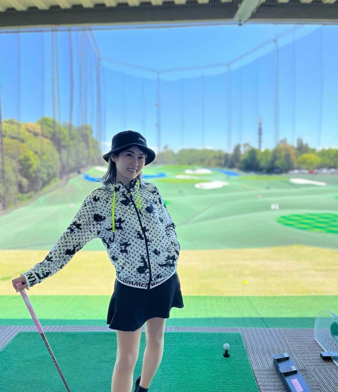 mimiさんのインスタグラム写真 - (mimiInstagram)「GWはゴルフ仲間と5人で練習してきた⛳️♪ 私には最高の設備の　 #ハンズゴルフクラブ  カートでバンカー練習場まで連れてってくれて、たくさん練習できたの最高〜🤩 お友達に練習方法まで教えてもらったから上手くなってるかは、明日のラウンドで発揮出来たらいいな♪  そしてこのウエアはおにゅー❤️ 男女兼用のかっこいいやつ🤩 @ncp_theathleisurelabel ⛳️ 海外っぽいよね♪ ノーコメントパリスって名前イケてる🤩 薄手のパーカーが今時期大活躍すぎ❤️  #NOCOMMENTPARIS #THEATHLEISURELABEL #NCP #NCPゴルフ #NCPコーデ #NCP女子  #ゴルフ女子  #ゴルフウェア  #ゴルフコーデ  #ゴルフ好きな人と繋がりたい  #ゴルフ男子  #ゴルフ好き  #バンカー　#バンカー練習」5月3日 17時55分 - mimigolf0817