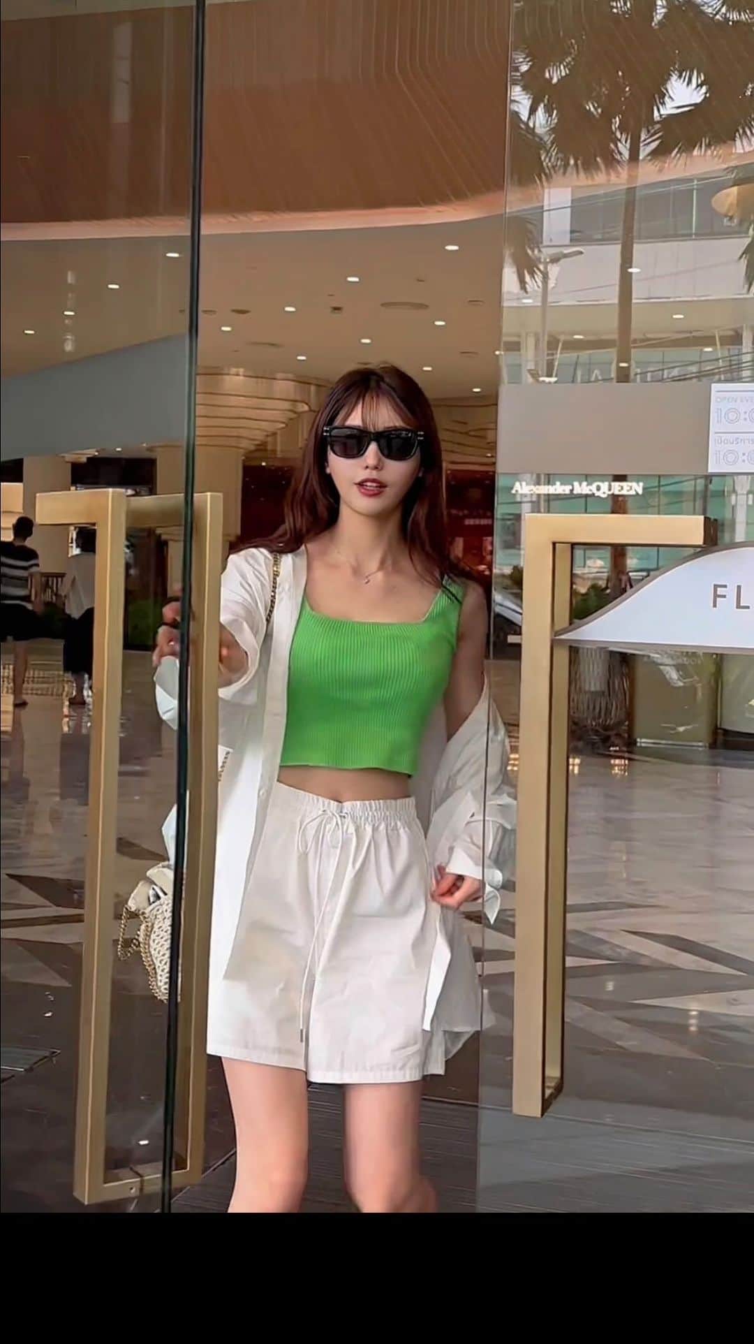 のインスタグラム：「プーケットにきたよ😚🇹🇭  白のシャツのセットアップとグリーンのトップスは　@sly_official です💚  プーケットの投稿たくさんしていくね🥰  #プーケット #プーケット旅行 #phuket #thailand」