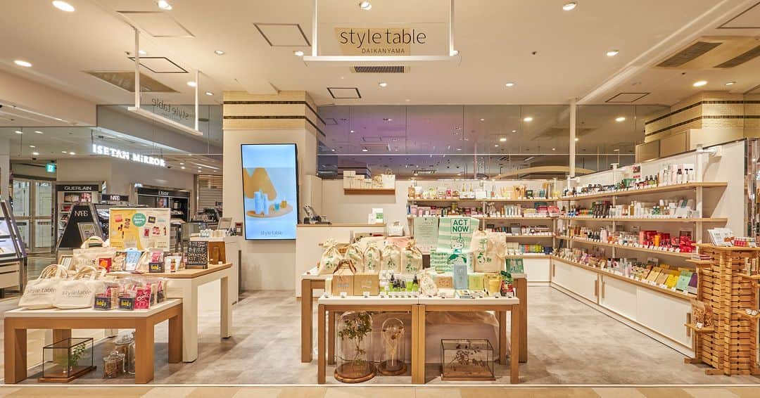 吉祥寺PARCOのインスタグラム：「˗ˋ New Open ˊ˗ Style Table＜1F＞  「エシカル×サスティナブル×ヴィーガン」をテーマに、良いものを使いたいけれど、何を選んだら良いのか分からない。判断が難しい。 そんなお声にお応えするエシカルコスメのセレクトショップです。  今回は、スタイルテーブルおすすめの母の日ギフトもご紹介！  🌹🌹🌹  ▶ROSELABO ローズアロマバスソルト　 2,530円（税込）  約3億年前の純粋なミネラルをたっぷり含んだピンク岩塩と無農薬の“食べられるバラ”をブレンドした、スキンケア処方のバスソルトです。 豊富なミネラルとローズエキスが新陳代謝を高めて芯から身体を温めながら、たっぷりと潤ったすべすべのうっとり肌へ導きます。  ▶trilogy バクチ＋ ブースター トリートメント 5,060円（税込）  「世界で22秒に1本売れているロースヒップオイル」が有名なニュージーランドのスキンケアブランド、trilogy（トリロジー）の、話題の成分「バクチオール*¹」を高濃度配合した美容液です。ハリ不足など、エイジング*²が気になるお肌に活力*³を与え、若々しい印象へ導きます。 オーガニックで贅沢なスキンケアをプラスして、さらに若々しい印象へ。  *1 整肌成分　*2 乾燥やハリ不足な状態　*3 うるおいとハリのこと  @styletable_kichijoji #styletable #スタイルテーブル エシカル #サステナブル #ヴィーガン #吉祥寺PARCO #吉祥寺パルコ #吉祥寺散歩 #吉祥寺さんぽ #roselabo #trilogy」