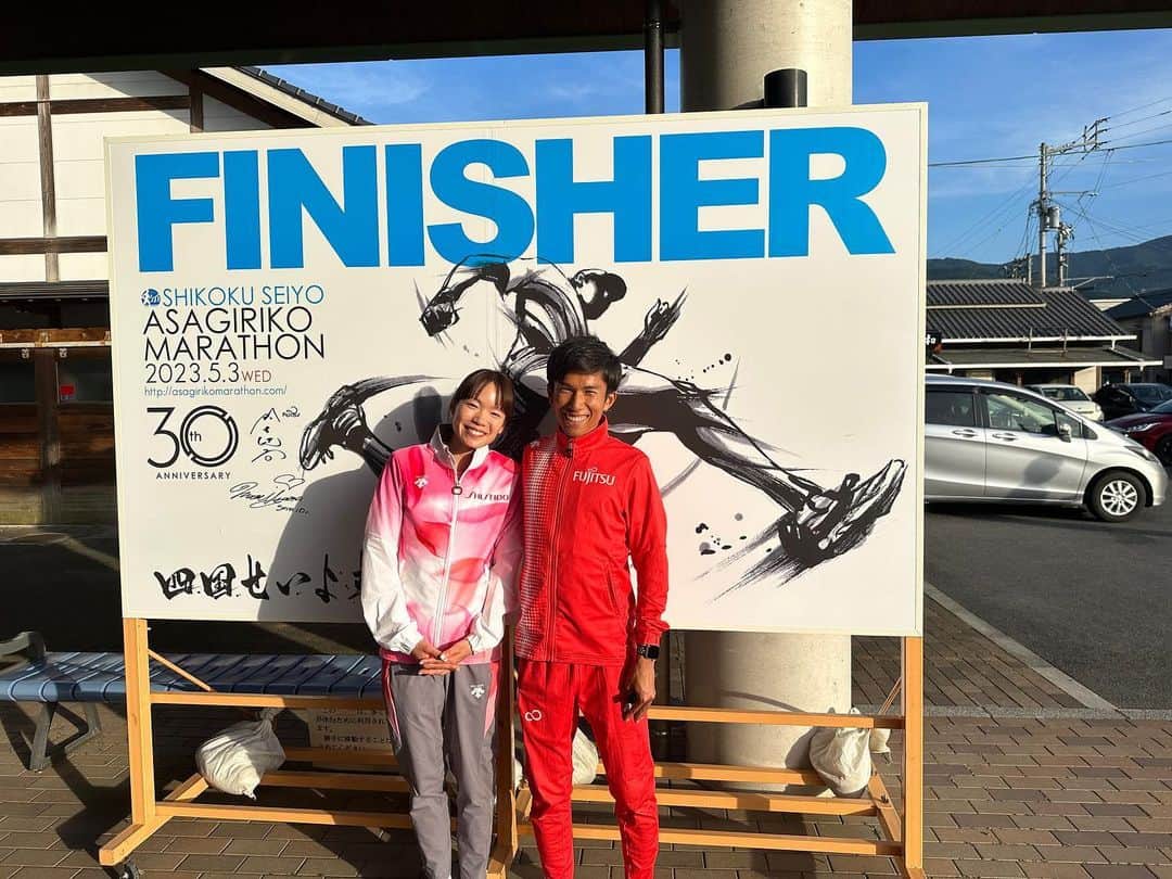 鈴木健吾のインスタグラム：「. 第30回四国せいよ朝霧湖マラソン⭐️ 夫婦でゲストランナーとして 参加させていただきました！！  天気も良く4年ぶりで30回目の節目の大会ということでとても盛り上がった大会でした！！  ハードなコースですが、とても温かい大会でした。多くの方に参加してほしい大会です☺️  走ったランナーの方、大会関係者、ボランティアの皆さん、応援に駆けつけてくれた皆さん、 ありがとうございました！！  今後も長く続く大会になるようにこれからも夫婦で地元を盛り上げていきます🍊🍊 . . #朝霧湖マラソン  #レース後の牛乳美味しかったです」