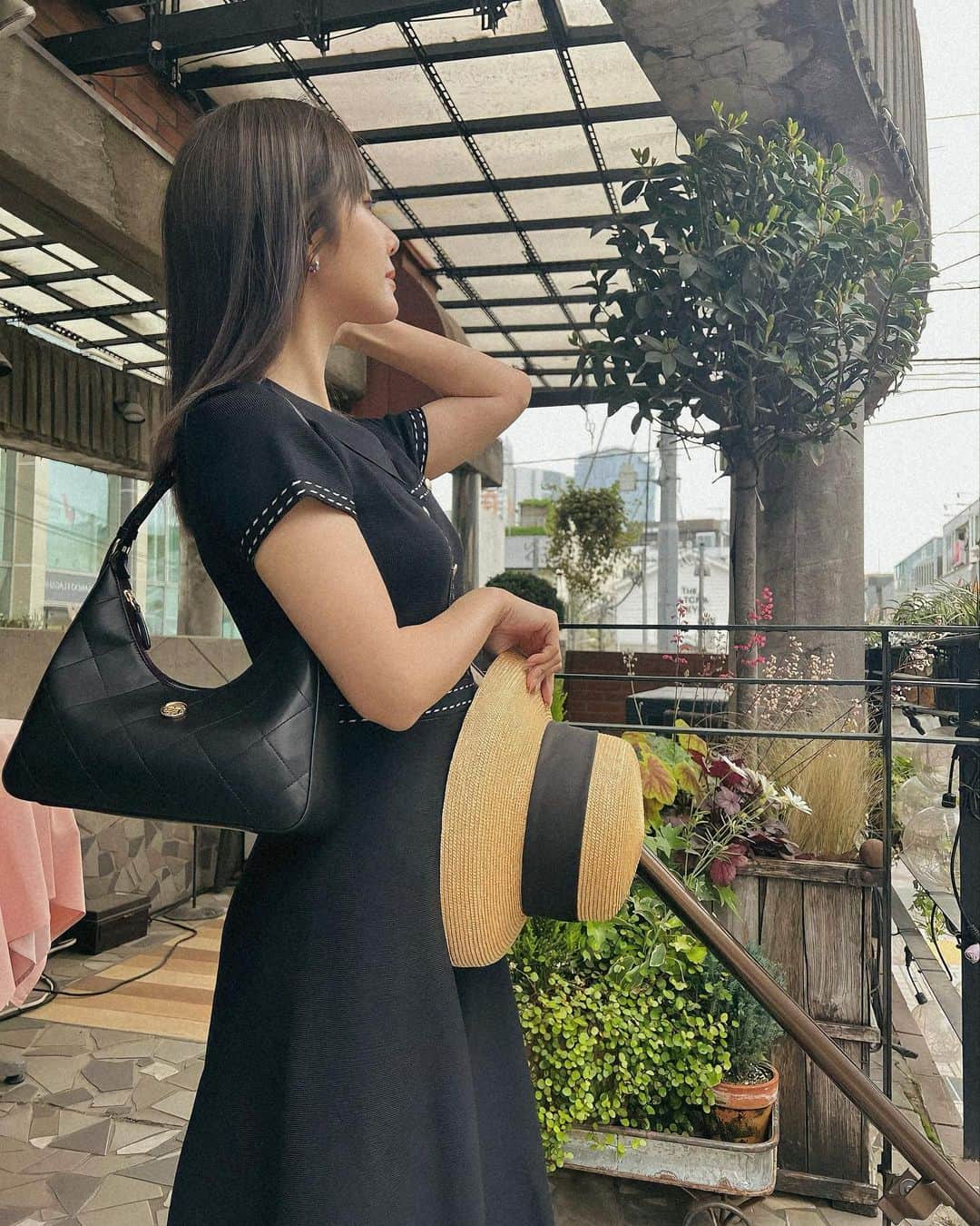 一木美里さんのインスタグラム写真 - (一木美里Instagram)「🤍🖤  Dress impeccably, they notice the woman💋😘  #fashion#bag#metrocity#メトロシティ#バッグ#コーデ」5月3日 18時02分 - misato_ichiki