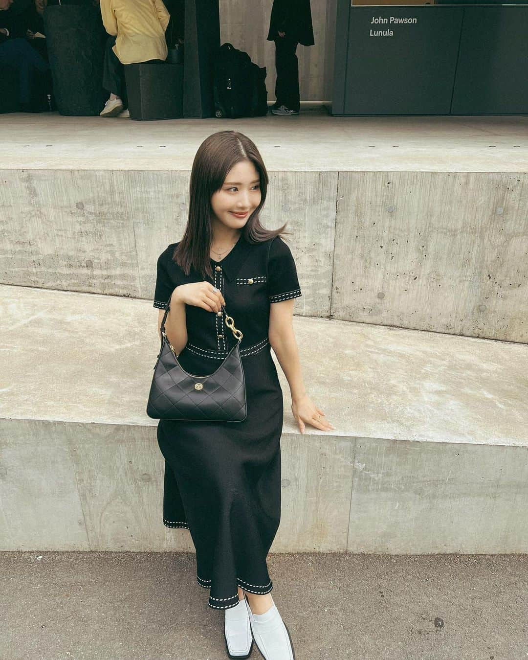 一木美里さんのインスタグラム写真 - (一木美里Instagram)「🤍🖤  Dress impeccably, they notice the woman💋😘  #fashion#bag#metrocity#メトロシティ#バッグ#コーデ」5月3日 18時02分 - misato_ichiki