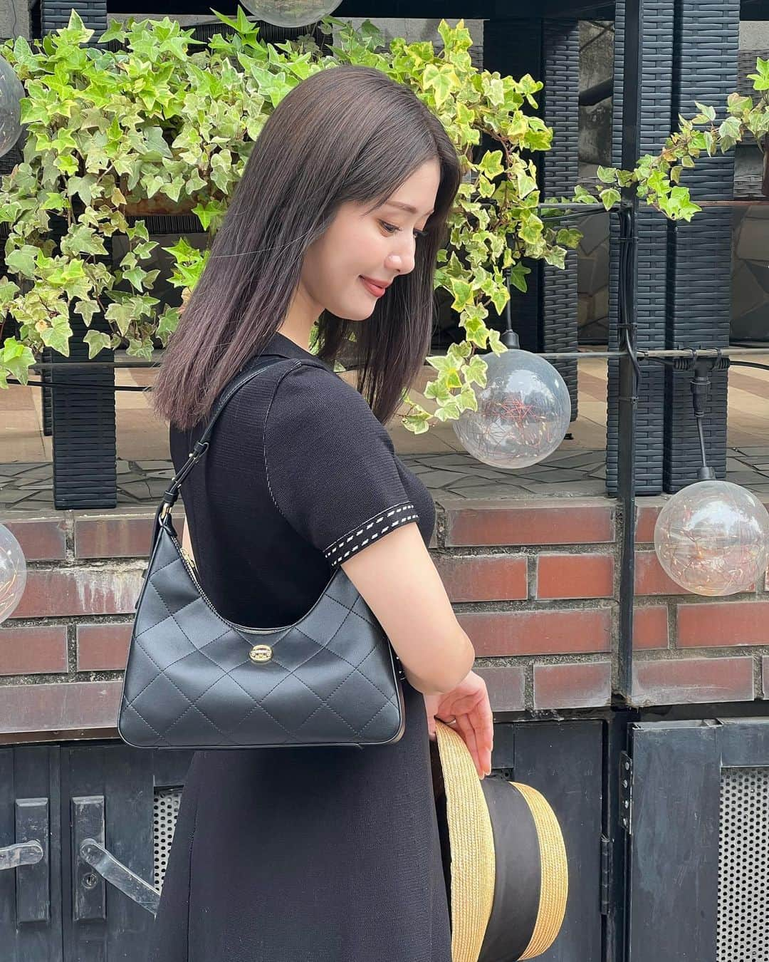 一木美里さんのインスタグラム写真 - (一木美里Instagram)「🤍🖤  Dress impeccably, they notice the woman💋😘  #fashion#bag#metrocity#メトロシティ#バッグ#コーデ」5月3日 18時02分 - misato_ichiki