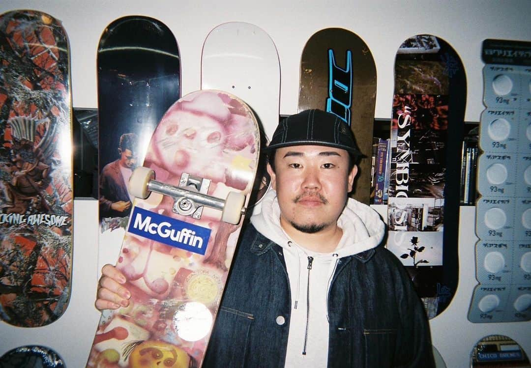 McGuffinさんのインスタグラム写真 - (McGuffinInstagram)「⚡新動画YouTubeで公開！⚡  【ルームツアー】 Diaspora skateboards ビデオディレクター 小林万里さんのブランドの世界観が詰まった事務所 ＆旗艦店のPURRBSに潜入！  ビデオディレクターの小林万里さんは、東京を拠点に活動するスケートボードブランド/ビデオプロフダクションのDiaspora skateboards創設メンバーの1人。2022年に旗艦店＆事務所のPURRBSを設立し、今さらに勢いを増している。  旗艦店＆事務所のPURRBSは、都内のスケーターのメッカでもある駒沢公園の近くに位置し、ブランドの世界観を色濃く反映させた店内になっている。そして併設された事務所は彼が関わりをもつアーティストのアイテムが並び、ストリートカルチャーで溢れた空間だ。  公式HP：https://diasporaskateboards-shop.com IG： @banri_diaspora    @diaspora_skateboards   #Diasporaskateboards #PURRBS #小林万里 #roomtour #room #お部屋紹介 #お部屋  #スケーター #スケボー  #skateboarding #ディアスポラ」5月3日 18時02分 - mcguffin_official