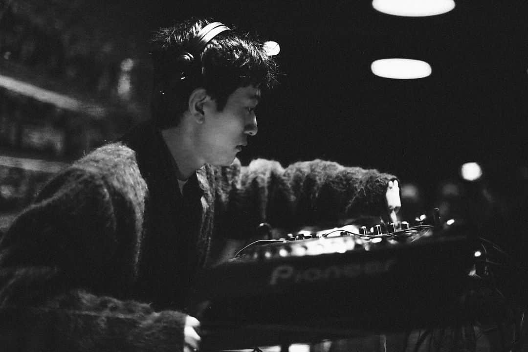 福永浩平のインスタグラム：「先日kearnyの10周年イベントで初めてDJしてきました。🕊  めっちゃ楽しかったからまたやりたい。📡⚡︎⚡︎  10周年おめでとうございます。👏🏿  集中してる時は口が開きがち。」