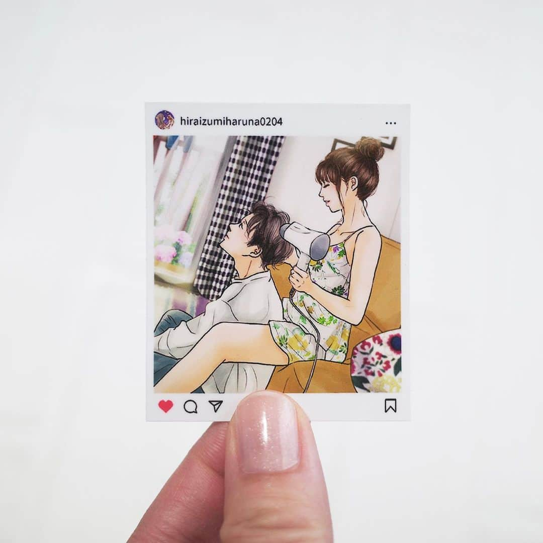 平泉春奈さんのインスタグラム写真 - (平泉春奈Instagram)「⁡ 【インスタ風ステッカー販売告知】 ⁡ ⁡ やっと告知できます。久しぶりにステッカーを販売するよーー🫡 ⁡ 今回は人気のイラストをインスタ風にアレンジしたよ😍💕色も鮮やかでめちゃくちゃ可愛いです…！！スマホに挟めるサイズ感だから、使い勝手も良いと思う💡3枚セットなので、スマホに挟んだり、タブレットに貼ったりして楽しんで下さいね😆✨ ⁡ ちなみに。屋外用の強粘着タイプでツヤのあるラミネート加工が施された、かなりしっかりめの素材です。今回も送料無料ですよ（普通郵便）🎵 ⁡ ============= ⁡ 【販売日時】5月7日(日)20時より 【ECサイト】春屋 【販売価格】3枚セット／¥1,200（税込） 【サイズ】6cm×5cm ⁡ ※送料無料 ※数量限定 ⁡ ============= ⁡ ECサイトは先にストーリーズにリンクを貼っておくので、購入を希望される方は先に住所登録をしておくと当日スムーズにご購入頂けます。数量限定なので、無くなり次第販売終了です。欲しい方はお早めにご注文下さい。 ⁡ ⁡ ⁡ ⁡ #カップルイラスト #猫 #イラスト #ラブストーリー #カップル #イラストレーション #恋愛 #恋人 #夫婦 #インテリア #キス #ハグ #同棲 #キスシーン #ステッカー#インスタ風ステッカー#イラストレーターグッズ #ラブシーン #ウエディング #illustration  #coupleillustration #Illustrator」5月3日 18時08分 - hiraizumiharuna0204