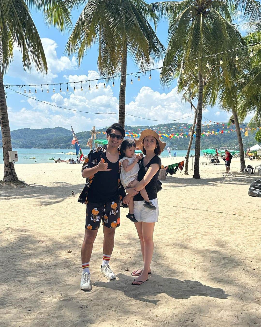 河内勇太のインスタグラム：「Wedding anniversary trip 2023🎉 タイのプーケットに旅行に行ってきました🇹🇭 何ヶ月ぶりかに見る青空と海に癒されました😆🏝️  基本的に旅行には行かない僕ですが、珍しくテンション上がりまくり！ 充電たっぷりできたので、これからも頑張っていきましょう！ ベトナムは嫌いじゃないんだけど、ずっと居る場所じゃないと思ってます。 自分のスキルを上げて、数年後にステップアップできるようにベトナム脱出計画を考えでいこう！ 全ての旅程をアレンジしてくれた妻に感謝😆流石です！ 僕がやったらめちゃくちゃになってただろう。。笑  2023.4.29-2023.5.2」