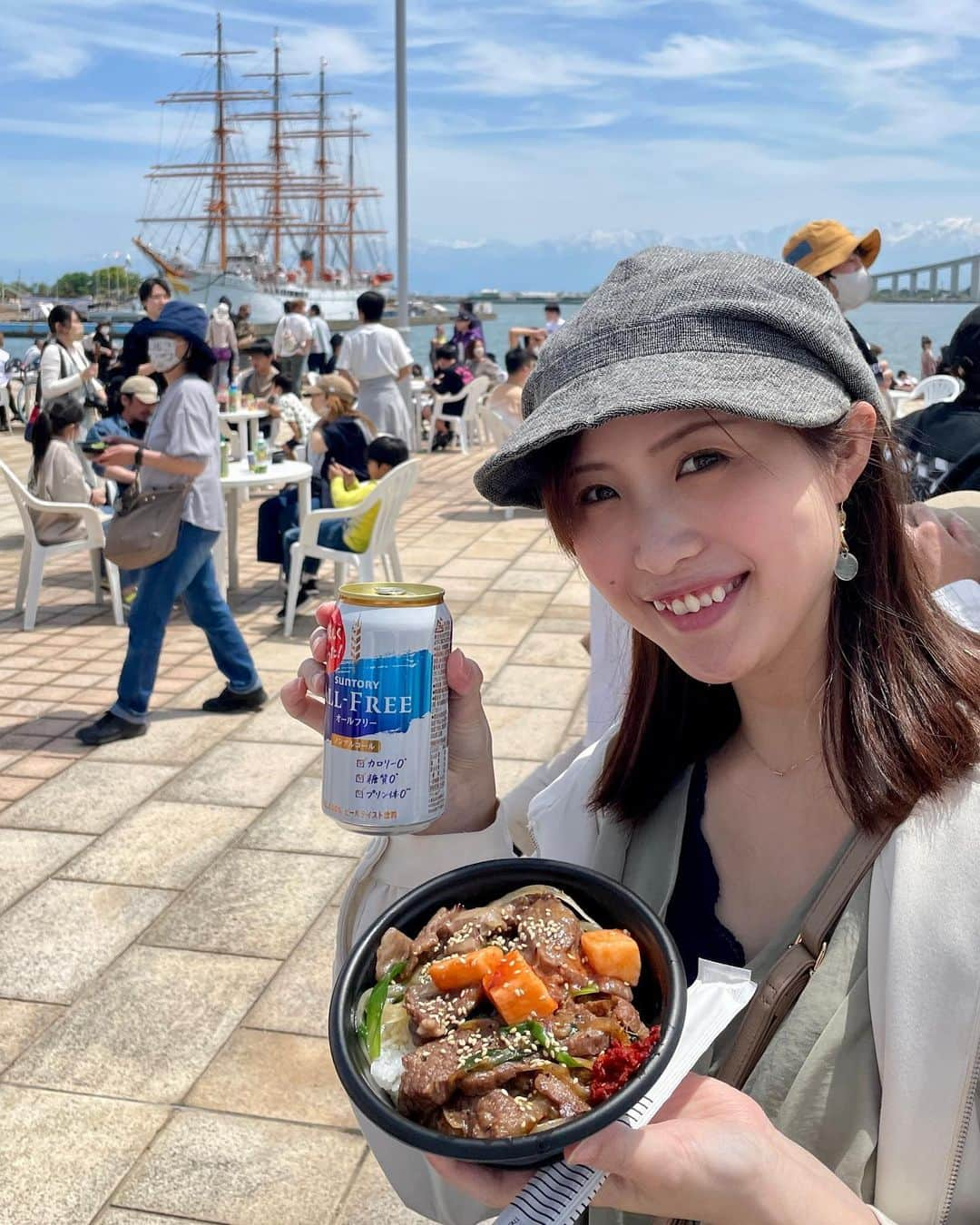 南條早紀のインスタグラム：「【肉フェス🍖💓】  GW後半スタートしましたね🤩  みなさんいかがお過ごしでしょうか？  私は海王丸パークで開催されている ONE MEAT FES…肉フェスに 行ってきました🥰  写真は宮迫さんプロデュースの焼肉店 “牛宮城”のカルビ丼です🤤❤️  東京でしか食べられない味が 富山で食べられるのは 肉フェスならでは…❤️ お肉柔らかくて、タレの味が絶妙で 美味しかった〜〜〜💓  あと、29Labのチーズバーガーも🍔🤭  本日の富山県内は快晴☀️ 青空に立山連峰もくっきり！！  そんな絶景を眺めながら食べる 肉グルメは最高でした❤️  今日明日は音楽フェスのONEFESも 開催されているので、 フェスの空気感も味わえます😏 漏れ聴こONEFESてくる音楽で これまた気分が上がりました🤭❤️  ONE MEAT FESは 7日（日）まで開催されているので GWどこ行こうかな〜？という方は お出かけ先の候補にぜひ🍖✨  それでは、 みなさま素敵なGW後半が 過ごせますように🥰  #富山県 #射水市 #射水 #富山 #海王丸パーク #ONEMEATFES #肉フェス #富山イベント #富山グルメ #牛宮城 #大将軍 #29Lab #アナウンサー #フリーアナウンサー #南條早紀 #なんじょうのにちじょう」