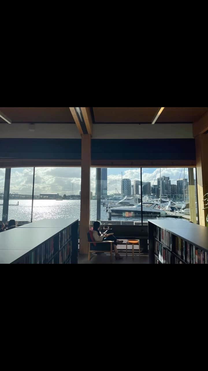 信長ゆかりのインスタグラム：「📚♡  散歩してたら素敵な図書館を発見！ #メルボルン#オーストラリア #melbourne#australia  #citylibrary」