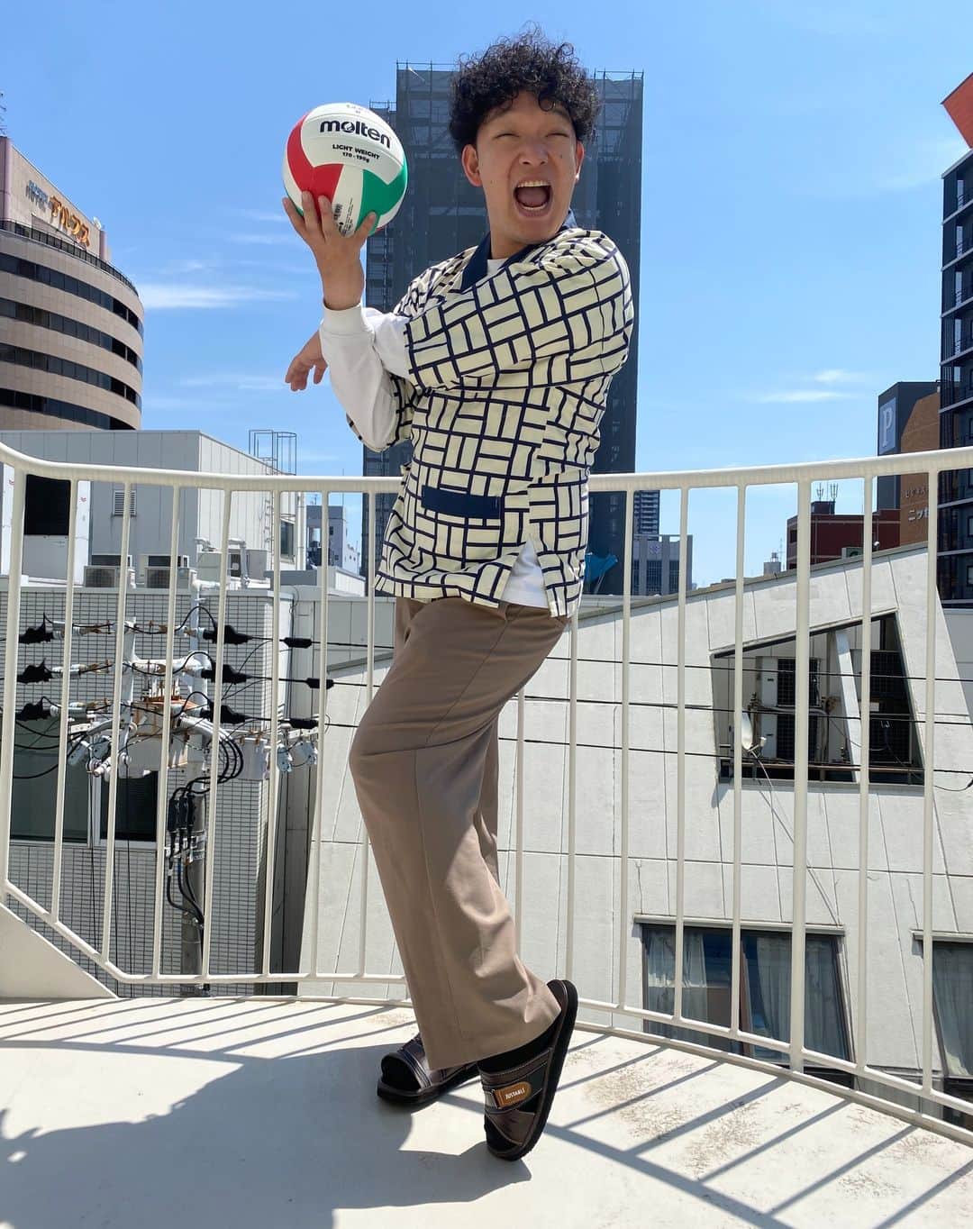 吉本新喜劇のインスタグラム：「⭐️7月2日(日)⭐️ 19:00開場/19:30開演 「もじゃ吉田の新喜劇どうでしょう？inなんばグランド花月」withパナソニックパンサーズ🏐🏐  本日よりチケット一般発売開始！ FANY👇 https://onl.bz/PYvf4vM チケットぴあ👇 https://onl.bz/pzMg8dm ローチケ👇 https://onl.bz/VGuA4uu  北海道ポーズ！！！！！！！ 北海道ポーズ！！！！！！  お待ちしております！😃  #吉本新喜劇  #パナソニックパンサーズ #もじゃ吉田」