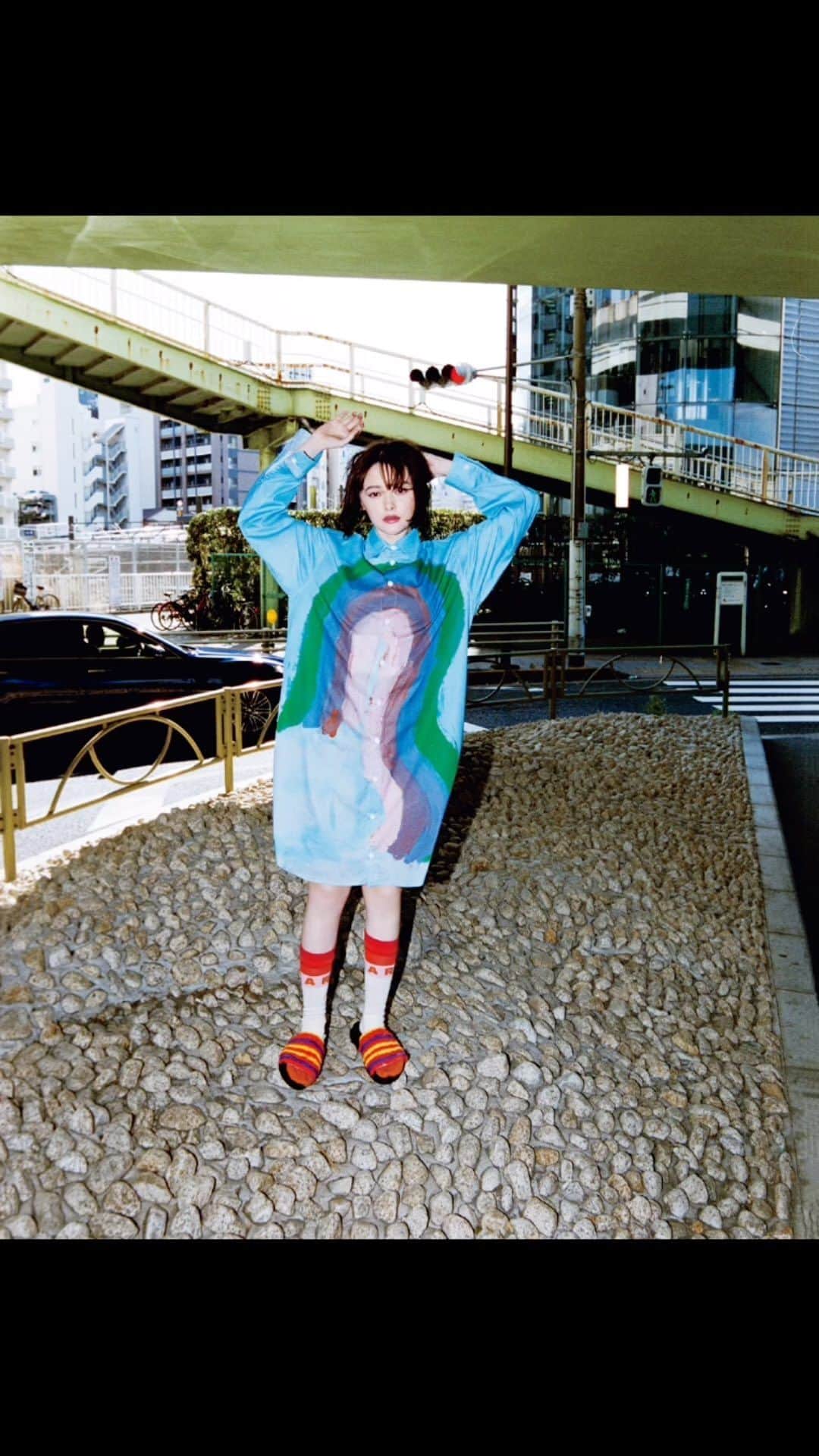 のインスタグラム：「【玉城ティナが着る、新作マルニ】 “サンセット“をテーマにしたマルニ2023年春夏コレクションを女優、玉城ティナが纏う。フィガロジャポン6月号で見せたスタイルの中から、ロンドンを拠点とするアーティスト フラミニア・ヴェロネーシが描いたプリントのドレスを含む4つのヴィジュアルを厳選してお届け。  @tinapouty photography: @shun_komiyama styling: @yuji_yasumoto hair & makeup: @yuko_aika (W) editing: Kenichiro Tatewaki 　 -フィガロジャポン6月号より-  @marni #マルニ #marni #玉城ティナ #madamefigarojapon #フィガロジャポン #マダムフィガロジャポン」