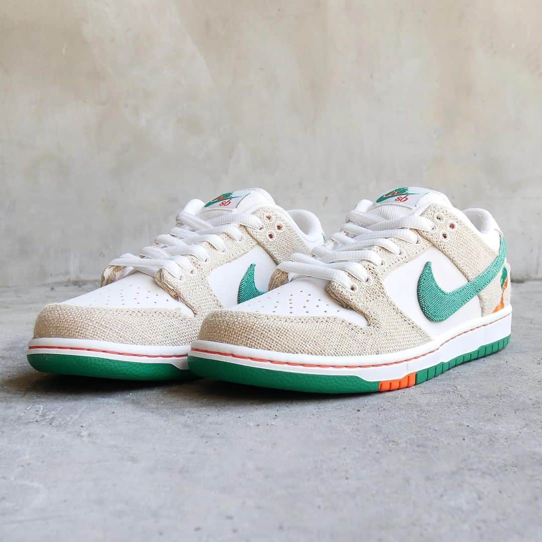 スケートボードのカリフォルニアストリートさんのインスタグラム写真 - (スケートボードのカリフォルニアストリートInstagram)「【NIKE SB / DUNK LOW PRO QS x JARRITOS】  NIKE SB（ナイキエスビー）の定番モデル、DUNK LOW PRO。 QUICK STRIKE（クイックストライク）通称、QS。 NIKE（ナイキ）側が選んだ特定のショップのみで発売される数量限定モデル。 1950年創業のメキシコで最もポピュラーな炭酸飲料メーカーである、JARRITOS（ハリトス）とのコラボモデル。 ヘンプ生地はティアアウェイ仕様で、ハリトスを象徴するカラフルな裏地が出現します！  こちらの商品は当店で設定した金額以上のご購入履歴のある会員様の中から、抽選したお客様へ商品ページの url と パスワードを5月7日（日）10時、メールにてお送りいたします。お客様の環境によりメールが配信される時間が前後する場合がありますが、ご了承下さい🙏  注)数に限りがありますので、メールが届いても必ずご購入できるわけではありませんのでご注意下さい⚠️  【抽選対象者について】当店のショッピングサイト（www.californiastreet.net）にて会員登録されているお客様で、メールマガジンの購読設定が「可」、NIKE SB に関する情報設定が「はい」になっている方で、当店で設定した金額以上のご購入履歴のあるお客様が抽選対象者となります。ご登録内容はマイページ内、「登録内容の変更・解除」にてご確認下さい。抽選ページはございません。  こちらの商品に関するお問い合わせ等は一切受け付けておりませんので、ご了承下さい。近隣との混乱を避けるため、実店舗での販売は致しません☝🏻  #nikesb #ナイキsb #dunklow #ダンクロー #jarritos #ハリトス #skateboard #skateboarding #skater #カリフォルニアストリート #カリスト #スケートボード #スケボー #スケーター #californiastreet #calst」5月3日 18時22分 - california_street