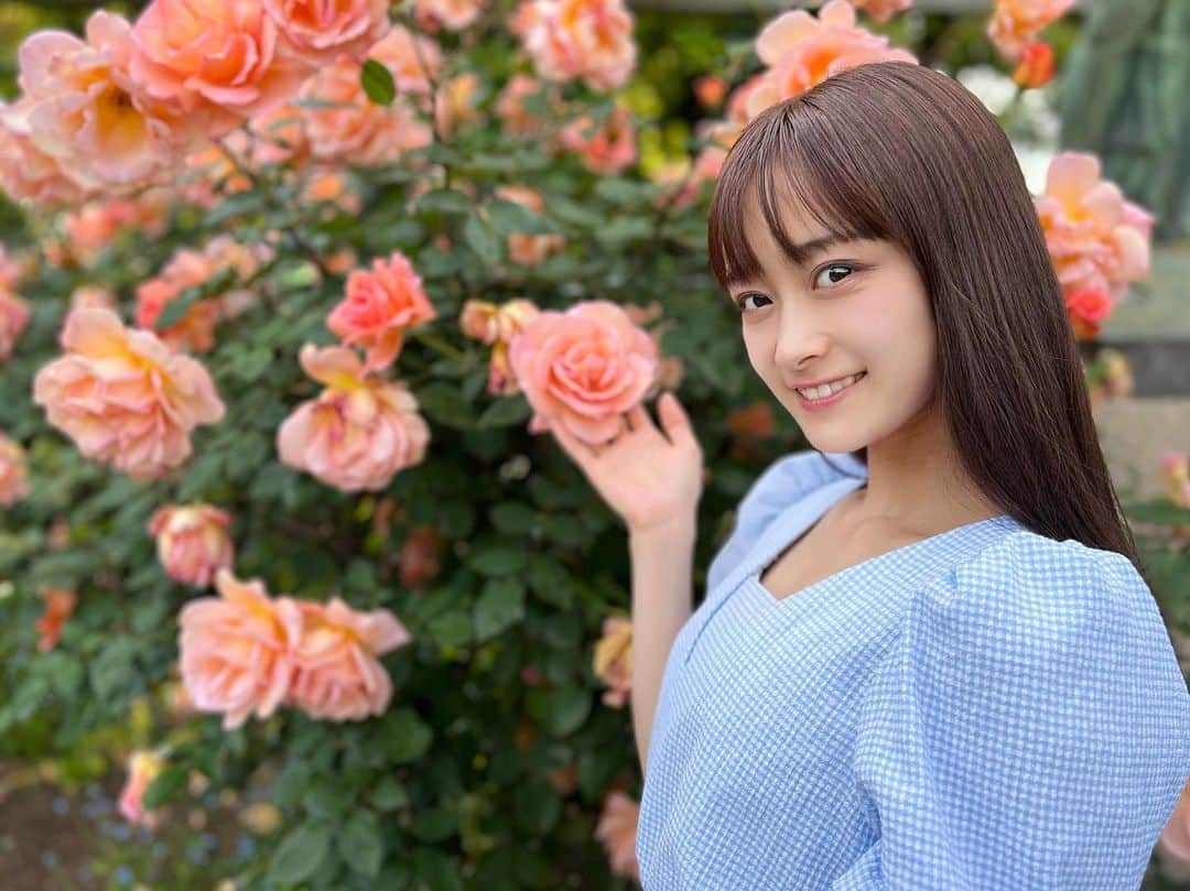 奈良怜那さんのインスタグラム写真 - (奈良怜那Instagram)「． もう初夏だよね…？ 可愛いお花たくさんでした🌷  👗@olive_des_olive_official   #日比谷公園#GW#お花畑#日比谷公園第一花壇#ポートレート#iPhoneカメラ#黒髪ロング」5月3日 18時27分 - narareina_111