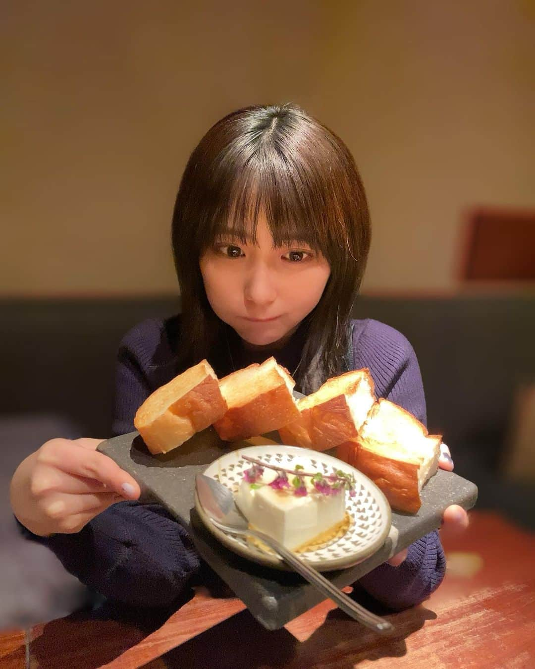 田中美久さんのインスタグラム写真 - (田中美久Instagram)「😋  #八兵衛 #チーズ豆腐　このためにここに行くほど大好物。 何個でも食べれる。秒で食べる。 えんどう豆も美味しい。とうもろこしも好き。デザートも最高。お気に入りの場所には必ず家族を連れていく☺️」5月3日 18時27分 - mikumonmon_48