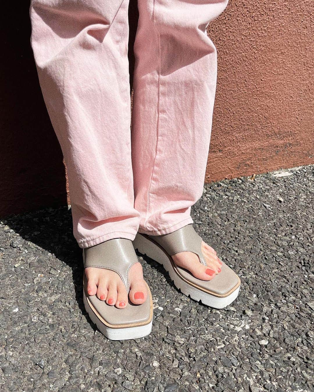 江本るり恵さんのインスタグラム写真 - (江本るり恵Instagram)「先日のお洋服  暖かくなってきたので新しいサンダルを。♡ @foremos_marco のものです、足のサイズが小さく常に靴難民でしたが可愛いくて靴擦れしないサンダルに出会えました🫶、 お洋服はタグつけしてます☺️ トップスは古着です〜〜 皆様素敵なゴールデンウィークを。✴️」5月3日 18時28分 - emotorurie