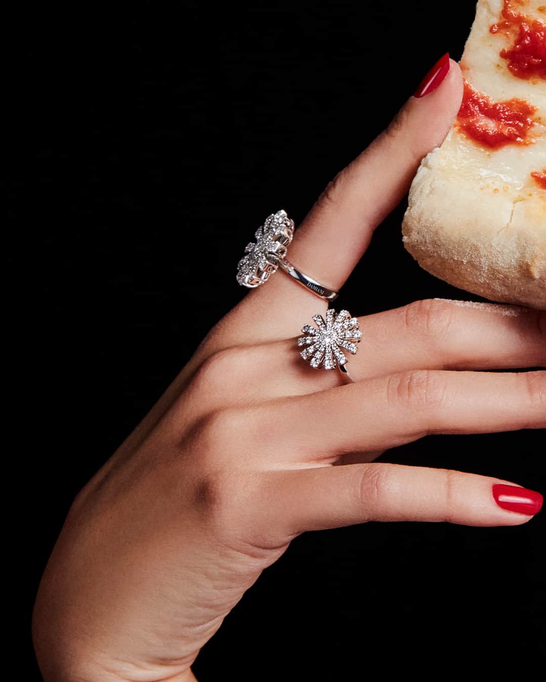 ダミアーニのインスタグラム：「The elegance of a flower, in white gold and diamonds.  #DamianiMargherita #TastetheItalianExcellence #Damiani #Handmade #MadeInItaly」