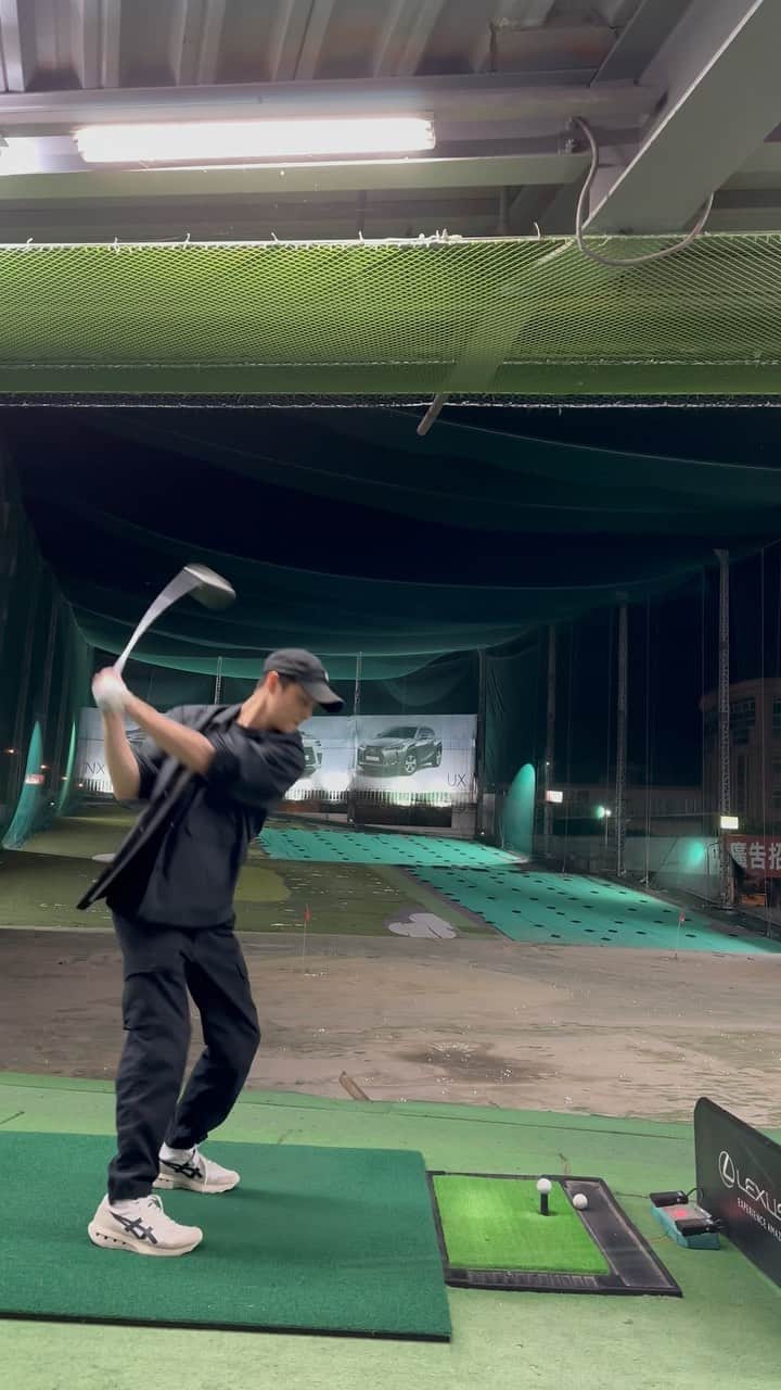 プリンス・チウのインスタグラム：「朝300碼邁進💪🏌🏻‍♂️ #golf @asics_sportstyle_tw」