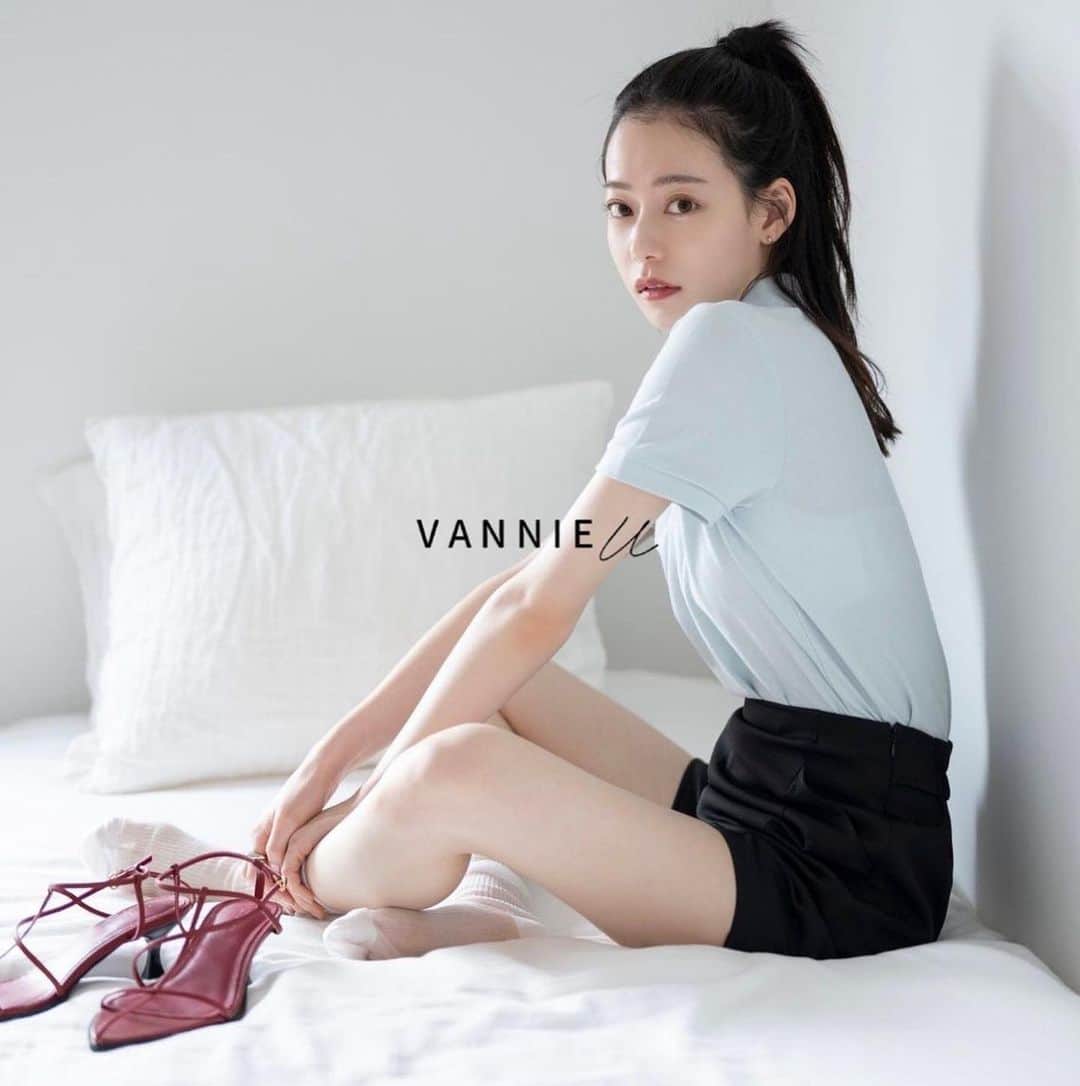 Vannie Officialのインスタグラム：「• VANNIE U 2023 summer COLLECTION • feat.NAGOMI  ・ロゴポロシャツ ivory | blue | pink ¥3960  ... Design ... ・左胸にワンポイント刺繍のあるポロシャツ ・ベーシックなアイボリーは微配色のベージュ刺繍 ・トレンドのブルーはアクセントカラーのレッド刺繍 ・ブランド人気のピンクは馴染みの良いアイボリー刺繍 ・ボトムを選ばないコンパクトなサイジング  ... Styling ... ブランド初となるポロシャツがリリース。 左胸に人気のオーバルロゴをバイカラーで刺繍したデザイン。 カジュアルライクなオーバーサイズではなく 女性らしい印象で着れるコンパクトなサイズ感なのでスカートにもパンツにも合わせやすいです。  透け感：ややあり 裏地：なし 厚さ：普通 伸縮性：あり 光沢感：なし ※詳しくは洗濯タグをご確認ください  @__nagomi32__   #vannie_u#ヴァニーユー #zozoでしか買えない」
