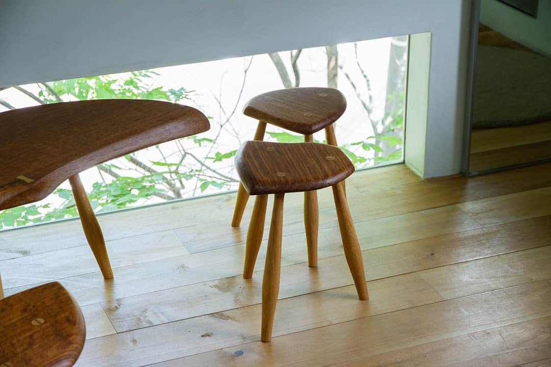 のインスタグラム：「・ Bobby Mills “Within Two Trees: English Walnut & English Brown Oak, 2022-2023”  A&S代官山にて、イギリスで木工家具やオブジェを手がけるBobby Millsのダイニングテーブルやベンチ、スツールなど、合計17点の新作を展開しています。  今回、発表される新作は「トーン差のある木材独自の色による組み合わせ」がコンセプトに。一部の木材は、樹齢数百年といった希少なものも含まれており、それぞれの木目の構造やその表情を最大限生かしながら制作されました。  5月27日(土)と28日(日)には、Bobby Millsが在店予定。彼ならでの木材への想いや制作についてなど、直に話が聞ける貴重な機会です。ぜひ、お好みの品を見つけにいらしてください。  Bobby Mills “Within Two Trees: English Walnut & English Brown Oak, 2022-2023” A&S DAIKANYAMA 2023.4.28 (Fri.) - 11:00 - 19:00 火曜定休 / Closed every Tuesday  作家在店: 5.27 (Sat.), 5.28 (Sun.) *在店時間は店舗へお問い合わせください  *写真は展示初日の様子です。現在は完売している作品もございますが、全ての作品は28日までご覧いただけます。  @bobbymills.studio  @daikanyama_artsandscience  @arts_and_science  詳細はWEBサイトにてご覧いただけます。プロフィールのURLからご覧ください。 For more details, tap the link in our bio.  イベントの詳細についてのお問い合わせは開催店舗、またはWEBサイトのコンタクトフォームよりご連絡ください。 For shop event inquiries, please contact our shops directly or use our contact form from our oﬃcial web page.  #bobbymills #artsandscience #artsandsciencedaikanyama」