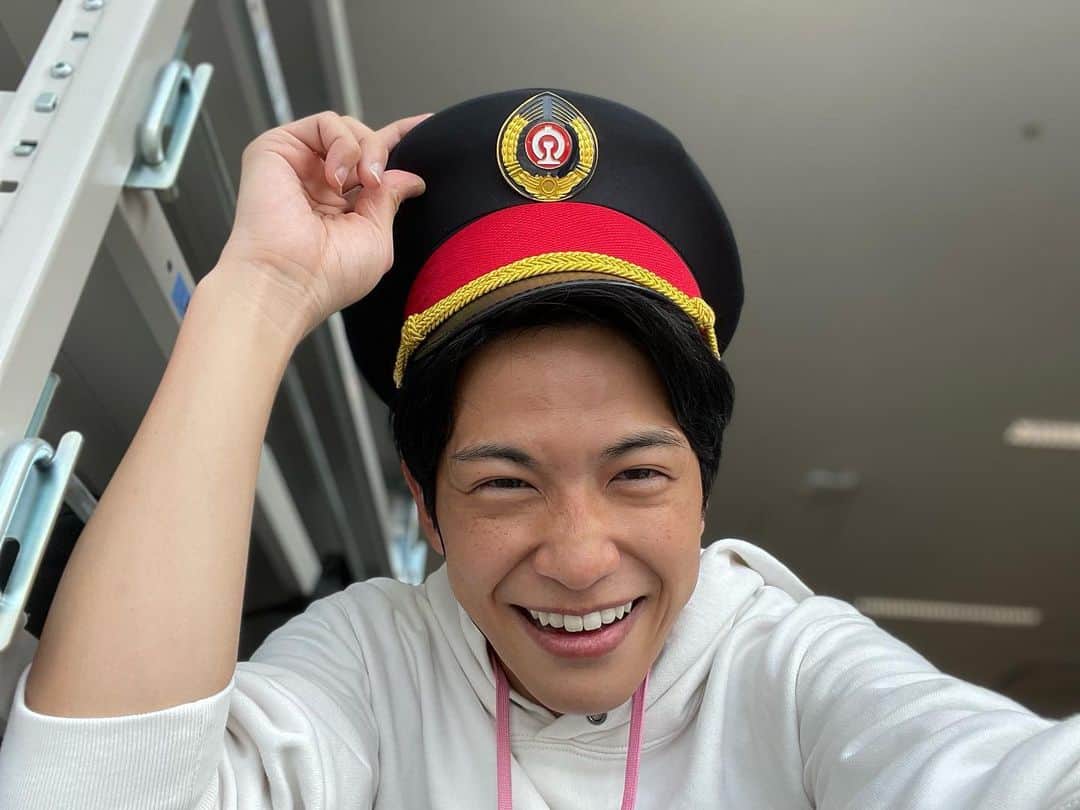 のインスタグラム：「. 【お邪魔しました！】 本日の #ZIP! 東海地方の天気予報は #中部国際空港 から生中継✈️  朝のセントレアは日差しが美しく、 6時になると賑やかになり、 僕も旅行に行きたくなりました😆  また、 「いつも見てますよ！」 「応援しています」 「今朝も見て来ました！」 などたくさん声を掛けていただきました。 本当に嬉しかったです！！ ありがとうございます！！  皆さまの応援をエネルギーに 今後も邁進してまいります💪💪  (空港で写真を撮り忘れ、社内で撮影🥺)  #たむ撮 #中京テレビ #中京テレビアナウンサー #アナウンサー #田村浩平 #天気予報は晴れ #空の旅✈️  #機長 っぽい帽子 #声かけていただきありがとうございます」
